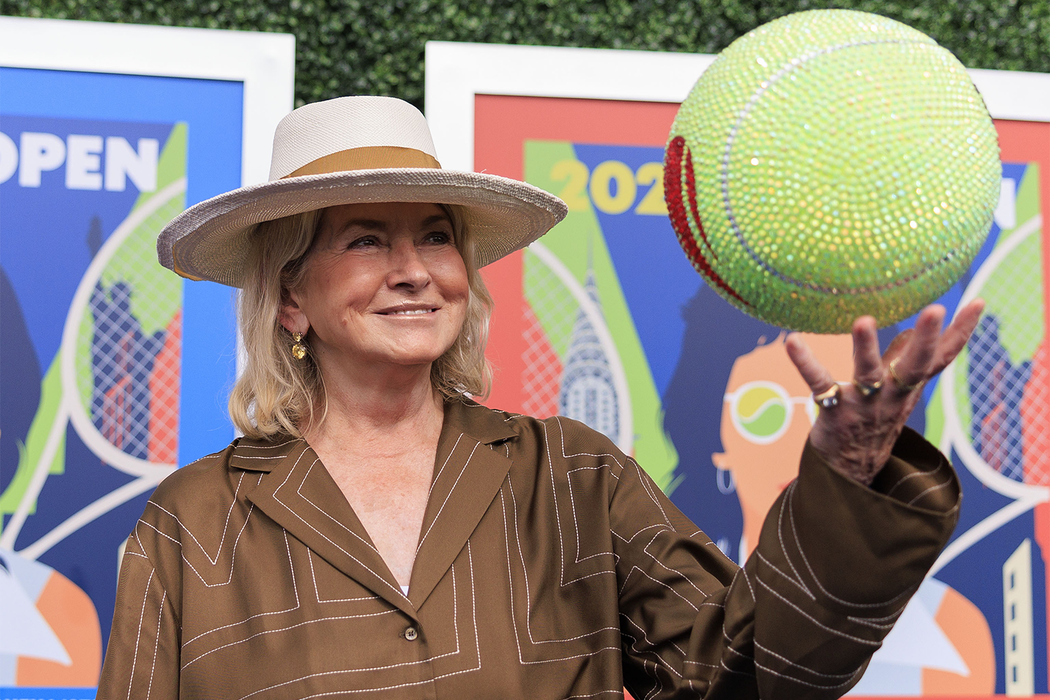 Первой женщиной, самостоятельно заработавшей миллиард (self-made), часто называют Марту Стюарт. Этот рубеж она преодолела в 1999 г., когда капитализация ее компании Martha Stewart Living Omnimedia на момент IPO достигла $1,5 млрд. Путь к успеху начался в 1970‑х с небольшой фирмы по организации кейтеринга, а уже в 1990-м вышел первый номер журнала Martha Stewart Living, тираж которого вскоре превысил 2 млн экземпляров в год. В 1993-м запустилось одноименное телешоу, которое выходило более 10 лет и принесло Стюарт пять номинаций на премию «Эмми». К началу 2000‑х бренд охватывал десятки категорий товаров: от посуды и текстиля до продуктов питания, а лицензионные соглашения приносили до 70% выручки компании.