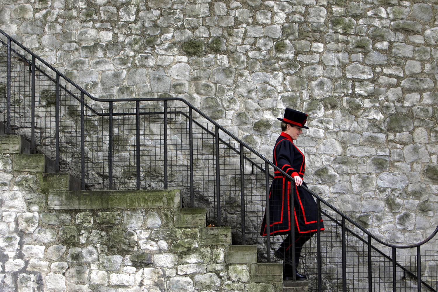Мойра Кэмерон стала первой женщиной‑бифитером лондонского Тауэра в 2007 г., преодолев многовековую традицию, по которой с 1485 г. эту почетную должность занимали только мужчины. Прежде чем получить звание бифитера, она 22 года прослужила в британских вооруженных силах и дослужилась до звания уорент‑офицера второго класса. В роли стража Кэмерон участвовала в Церемонии ключей, проводила экскурсии для туристов и помогала охранять исторические ценности Тауэра. В отставку она ушла в 2022 г.