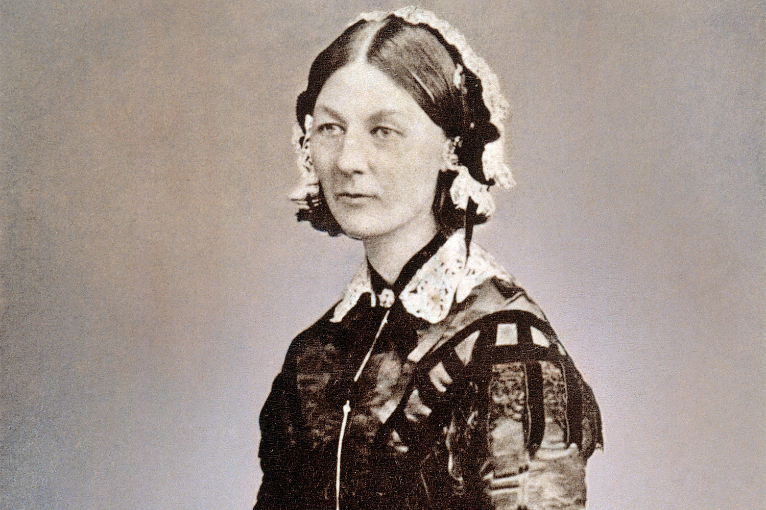 Флоренс Найтингейл стала первой профессиональной медсестрой с систематическим образованием – в 1851 г. она прошла обучение в институте диаконис в Кайзерсверте (Германия). Во время Крымской войны она внедрила научные методы в сестринское дело: создала первую систему медицинской отчетности и с помощью диаграмм доказала, что большинство смертей вызвано антисанитарией: благодаря введенным ею правилам гигиены смертность среди раненых снизилась с 42 до 2%. В 1860 г. Найтингейл основала первую школу медсестер при больнице Святого Томаса в Лондоне, где обучение сочетало теорию и практику по стандартизированной программе.