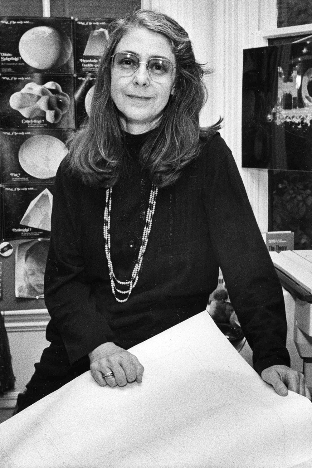 В 1969 г. Маргарет Гамильтон возглавила команду разработчиков программного обеспечения для миссии «Аполлон» и фактически стала первой женщиной – профессиональным программистом, чье ПО сыграло ключевую роль в высадке на Луну. Под руководством Гамильтон специалисты с нуля создали бортовое программное обеспечение для командного и лунного модулей – в условиях, когда еще не существовало устоявшихся практик программирования и учебных курсов по информатике. Одна из ее ключевых инноваций – система «приоритетных дисплеев»: разработка позволяла асинхронно обрабатывать данные в реальном времени и в критических ситуациях (как во время посадки «Аполлона‑11») автоматически отсеивать второстепенные задачи, чтобы обеспечить выполнение наиболее важных операций и спасти миссию.