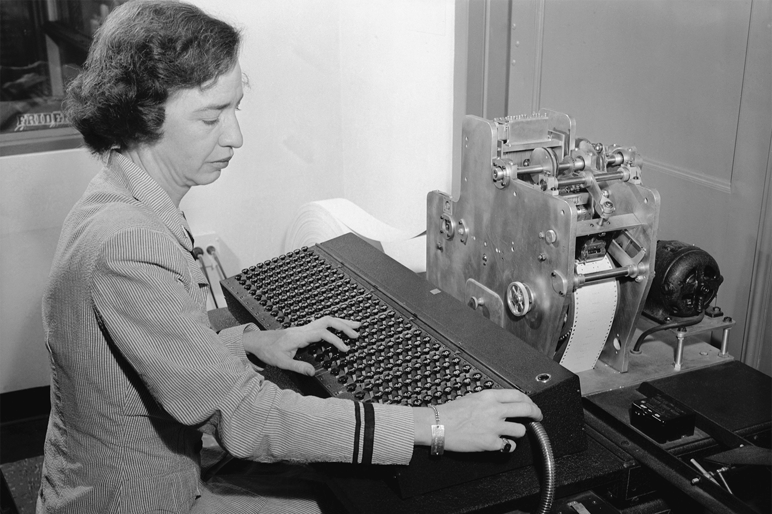 Заметный след в истории технологий оставила Грейс Хоппер. В 1951 г. она разработала первый компилятор, который преобразовывал человеческий код в машинные инструкции, упростив тем самым процесс программирования. Хоппер также участвовала в создании COBOL – одного из первых высокоуровневых языков программирования, который стал стандартом в бизнес-приложениях благодаря своей близости к естественному английскому языку. Кроме научных достижений, она стала первой женщиной-контр-адмиралом в ВМС США.