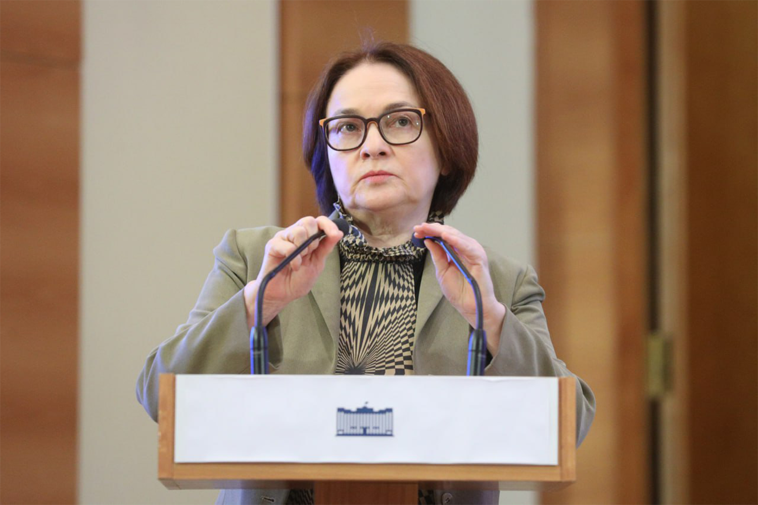 24 июня 2013 г. Эльвира Набиуллина стала первой женщиной, которую назначили председателем Центрального банка страны из «большой восьмерки» (G8). Она сменила на посту Сергея Игнатьева. Ее полномочия дважды продлевались: в 2017 и 2022 гг.