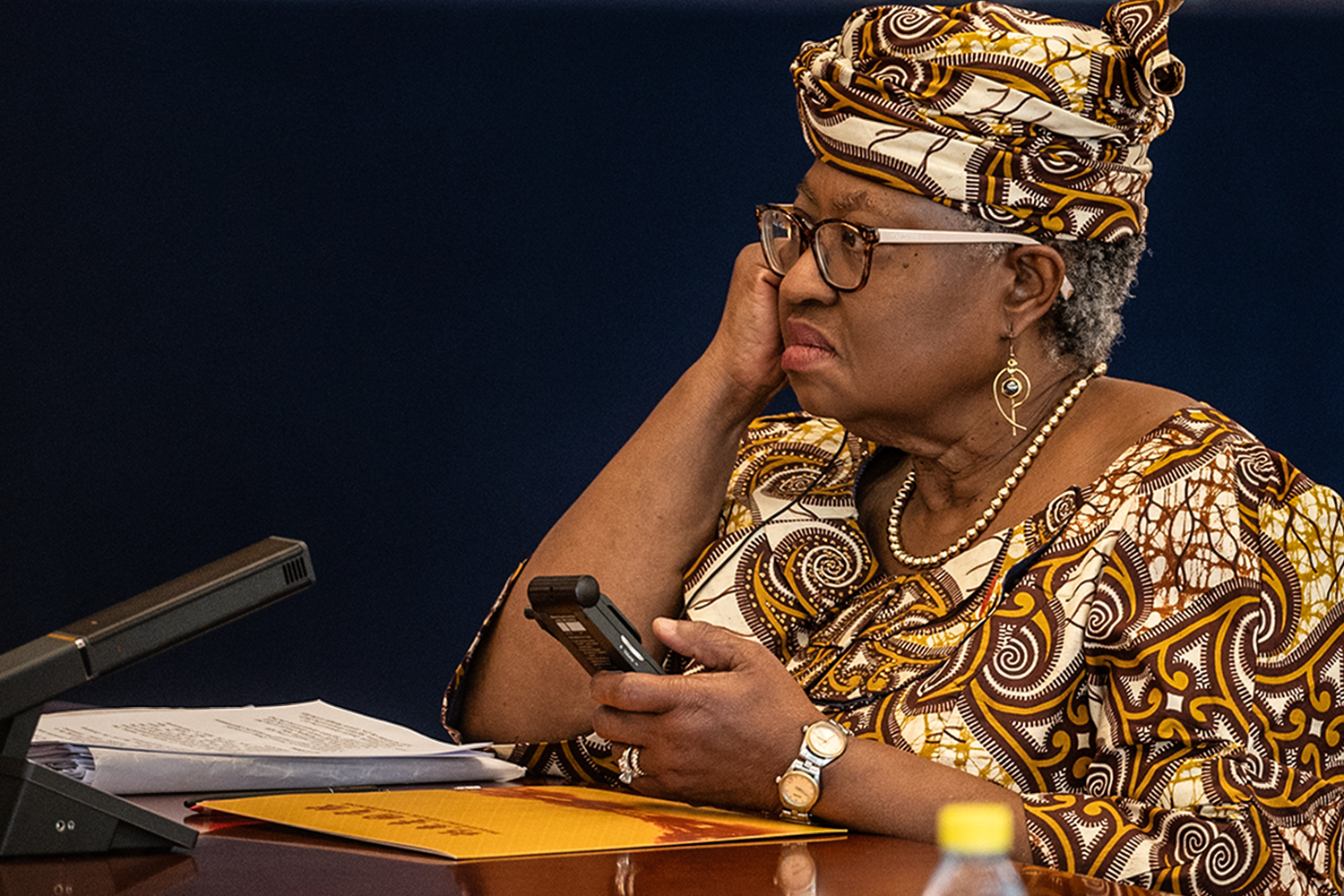 В 2021 г. Нгози Оконджо‑Ивеала стала первой женщиной и первым представителем Африки на посту генерального директора Всемирной торговой организации (ВТО). До этого она 25 лет проработала во Всемирном банке, в том числе в должности управляющего директора, и дважды возглавляла министерство финансов Нигерии. В роли гендиректора ВТО Оконджо‑Ивеала сосредоточилась на реформировании организации, преодолении торговых разногласий между странами и поддержке восстановления мировой экономики после пандемии COVID‑19. Среди ее приоритетов также – обеспечение доступа развивающихся государств к вакцинам и учет их интересов в международной торговой системе.