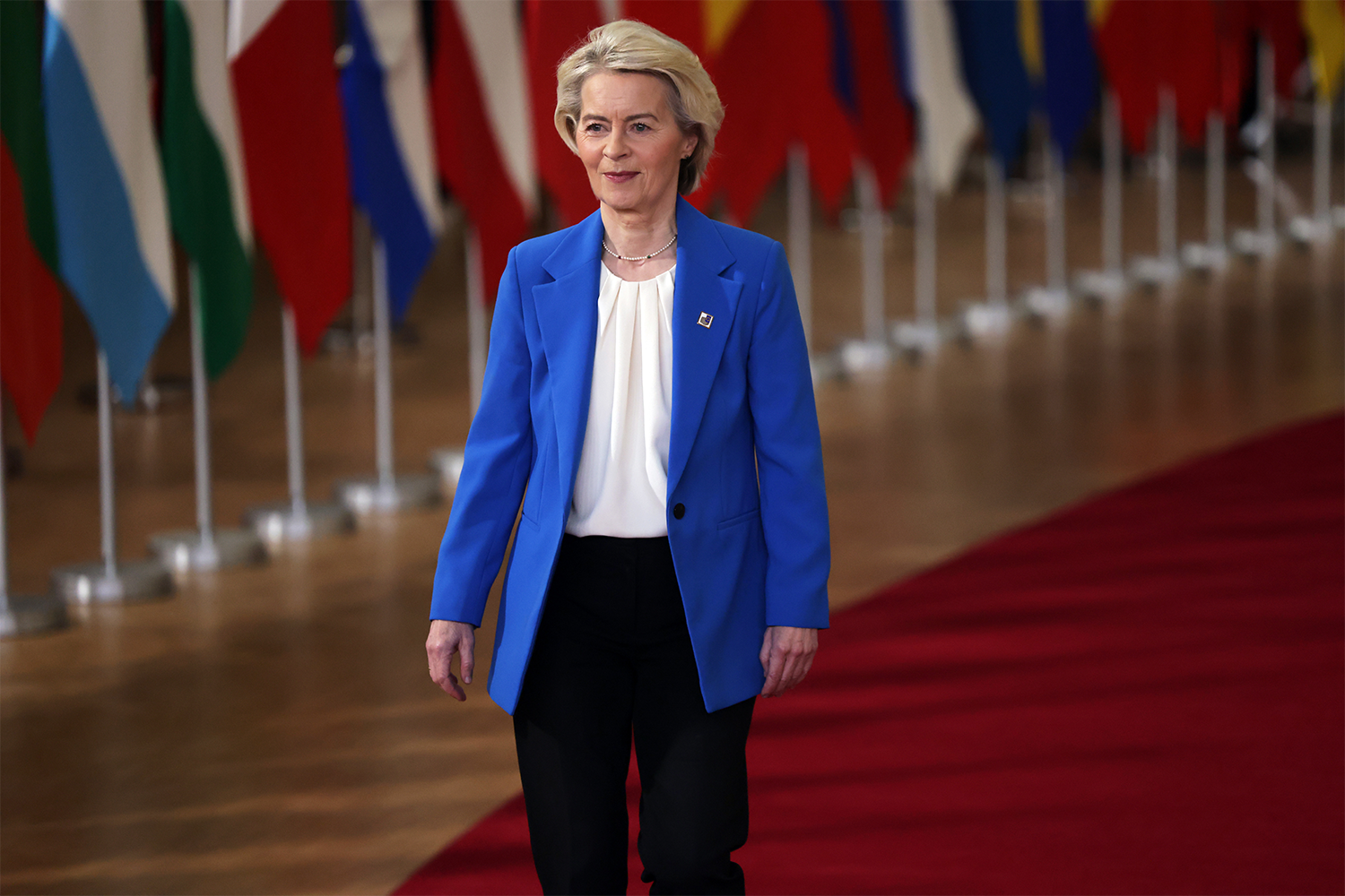 Урсула фон дер Ляйен – первая женщина на посту председателя Европейской комиссии. Она была назначена в 2019 г., а ранее, в 2013‑м, также первой из женщин заняла должность министра обороны Германии. Среди ее инициатив – введение декретного отпуска для отцов, гарантированных мест в детских садах, продвижение квот для женщин в советах директоров.