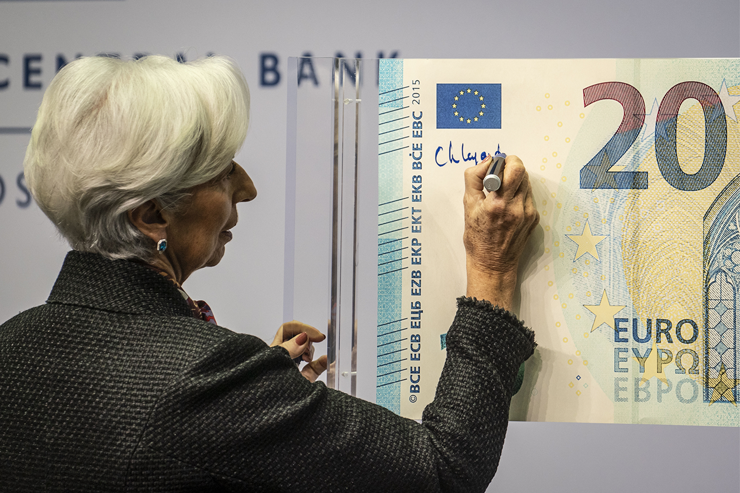 В 2011 г. Кристин Лагард заняла пост директора-распорядителя Международного валютного фонда (МВФ), став первой женщиной, возглавившей эту влиятельную организацию. В качестве лидера она инициировала важные реформы, направленные на модернизацию деятельности фонда. Лагард уделяла особое внимание вопросам гендерного равенства и включила их в повестку МВФ, а также усилила мониторинг глобальных экономических рисков. Срок полномочий Лагард продлевали дважды. В 2019 г. она возглавила Европейский центральный банк.