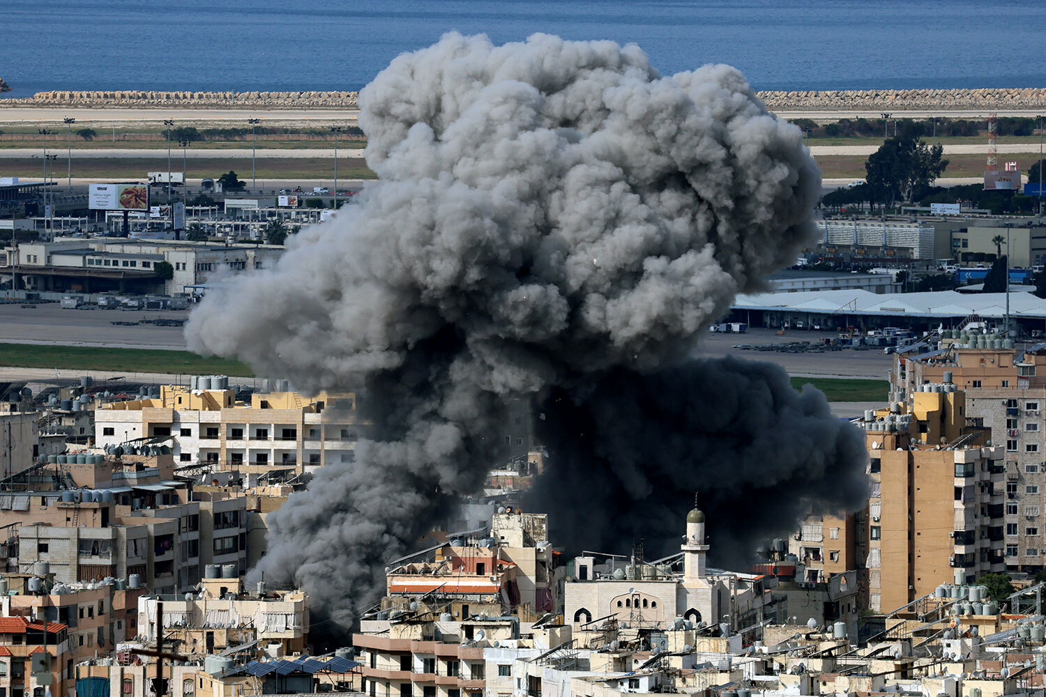 Израильские ВВС наносят воздушные удары по позициям «Хезболлы» и военным складам вдоль израильско-ливанской границы и в Бейруте, поясняли представители Армии обороны Израиля. Параллельно в ЦАХАЛ говорят, что военные вошли в Ливан и заняли позиции в южной части страны.