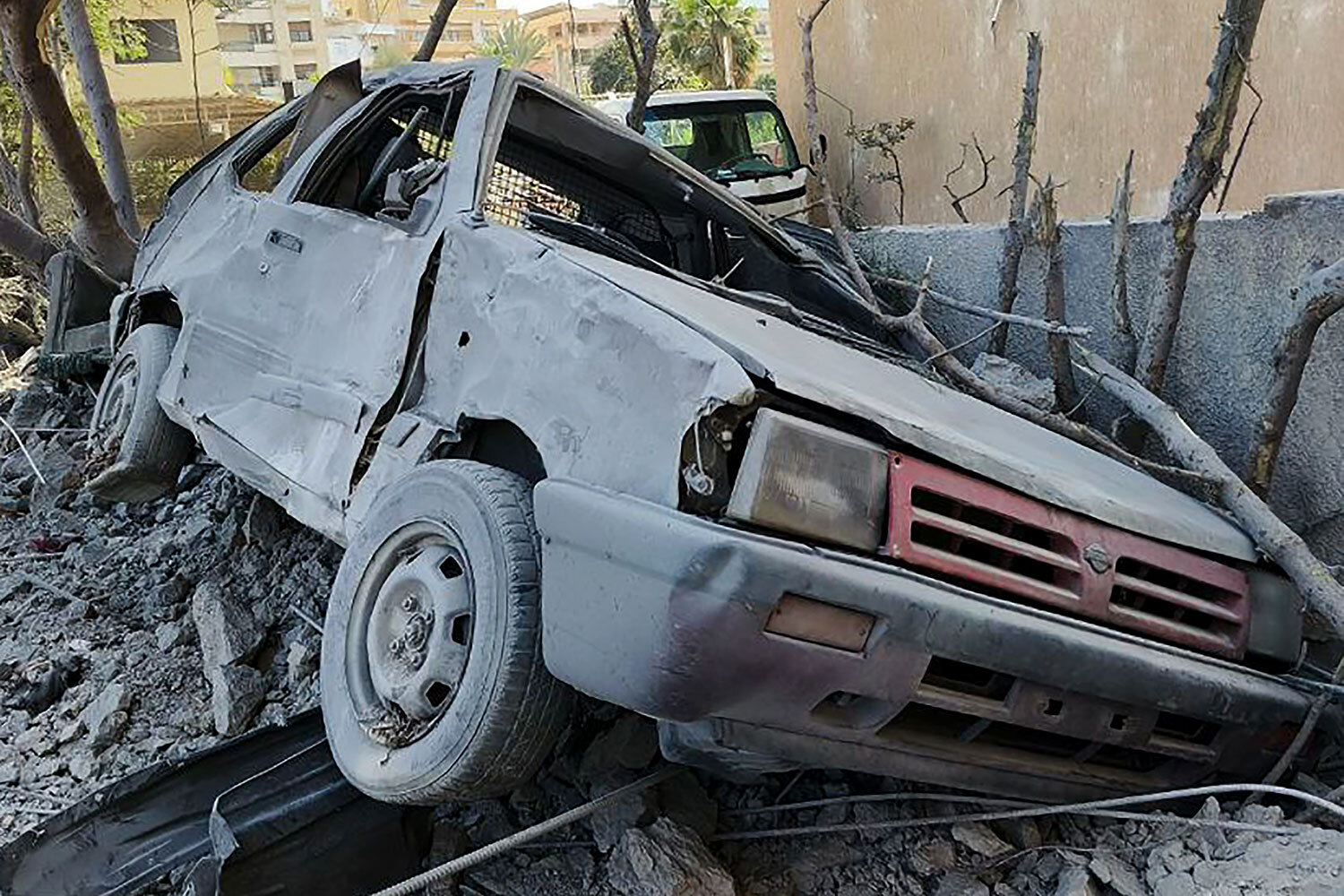 Израильские самолеты нанесли как минимум десять ударов по наземным целям. После этого телеканал Al Hadath сообщил о гибели главы парламентского блока «Хезболла» Мухаммеда Раада при атаке на Бейрут.