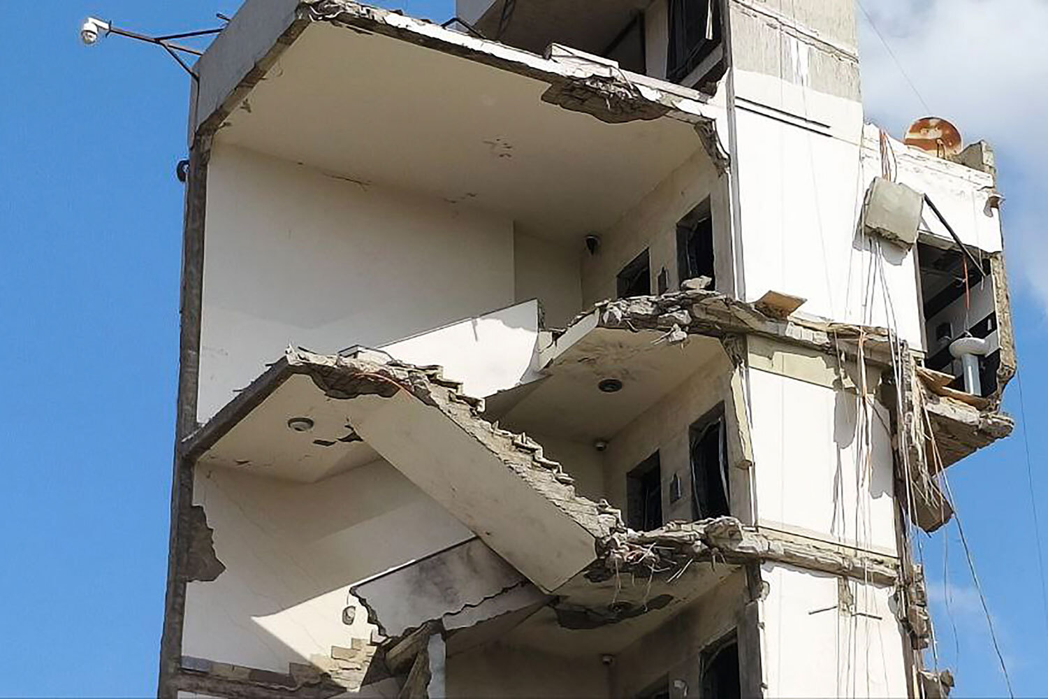 СМИ сообщали, что местные жители массово покидают свои дома на юге Ливана. По решению министерства образования в стране также закрыты школы и детские сады.