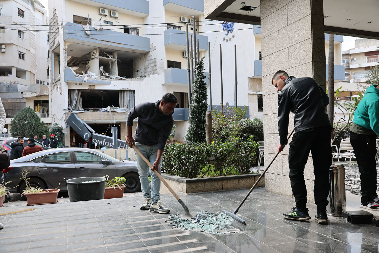 Во время обращения к населению премьер-министр Ливана Наваф Салам пообещал приложить все усилия, чтобы военные действия прекратились, а жители страны смогли вернуться домой.