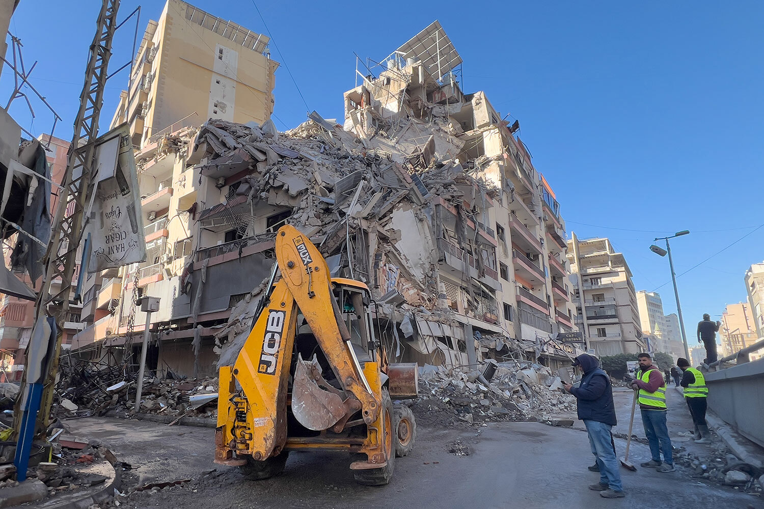 Напомним, что израильская армия уже проводила операцию против «Хезболлы» осенью 2024&nbsp;г. В тот раз огонь прекратили при содействии администрации предыдущего президента США Джо Байдена. Несмотря на перемирие, израильские ВВС периодически наносили авиаудары по позициям «Хезболлы» и ликвидировали в Ливане около 4000 боевиков, в том числе лидера движения Хасана Насраллу.