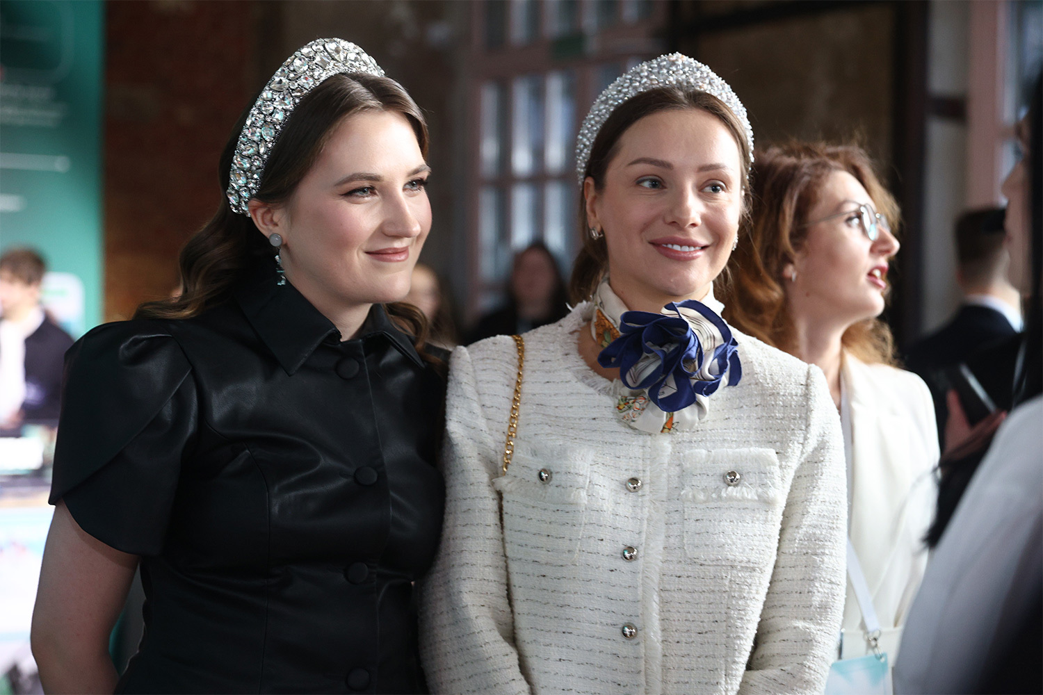 На съезде политики называли себя «самой маленькой фракцией, но зато самой заметной». Первый зампред комитета Госдумы по науке и высшему образованию Ксения Горячева (слева) привлекала внимание не только политическими инициативами, но и традиционным кокошником.