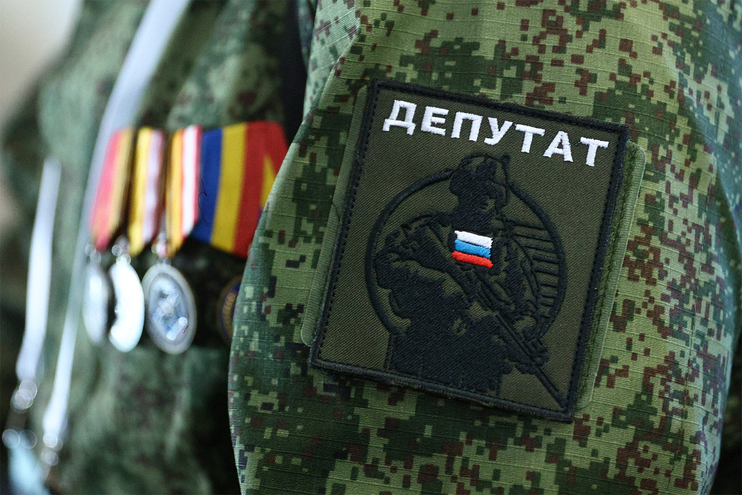 Некоторые участники съезда приехали прямо с передовой. Президент Владимир Путин в приветствии также отметил готовность «Новых людей» к взаимодействию с другими политическими партиями и общественными организациями. «Сегодня, когда мы сталкиваемся с серьезными вызовами, такая широкая консолидация исключительно важна», – считает российский лидер.