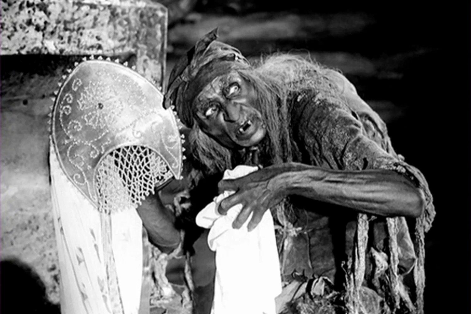 За дебютом последовали новые работы, каждая из которых становилась событием. В «Василисе Прекрасной» (1939) Роу использовал сложный грим, комбинированные съемки и пиротехнические эффекты. В этой картине режиссер впервые обратился к образу Бабы‑Яги, которую воплотил Георгий Милляр. Но особенно отличился Змей Горыныч – гигантский макет длиной 11 м и высотой 5 м, внутри которого размещалось 20 человек.