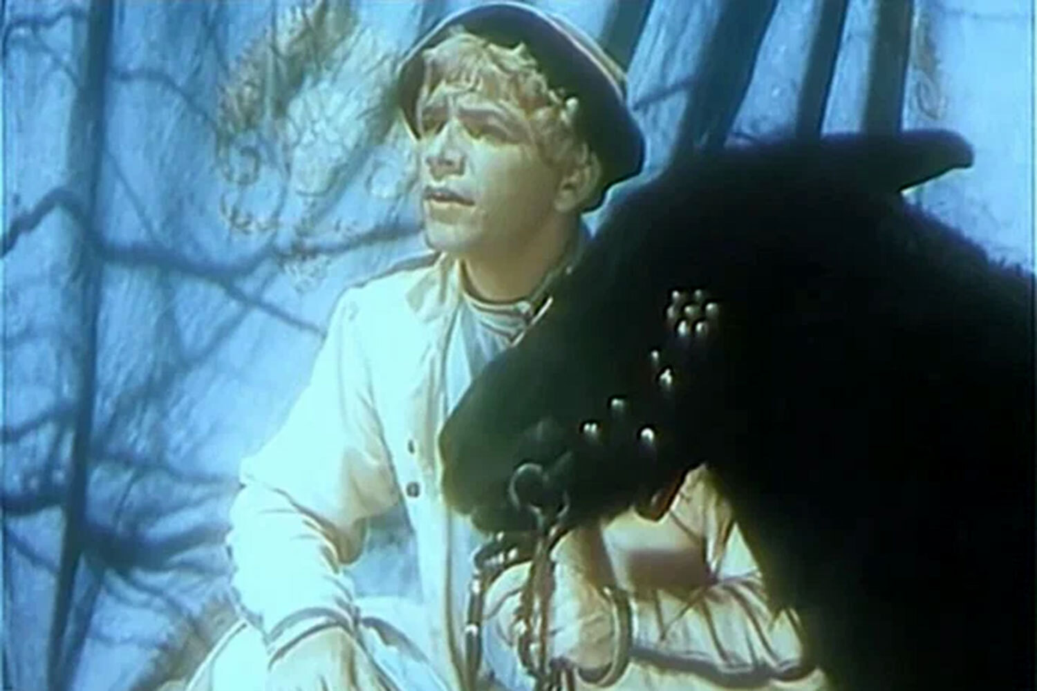 В 1941 г. вышел «Конек‑Горбунок» – первая в СССР цветная полнометражная картина, а в 1944‑м – «Кащей Бессмертный», где Георгий Милляр, незадолго до этого переболевший малярией и сильно похудевший, создал жуткий образ главного злодея. Фильм символизировал борьбу со злом и должен был вдохновить советских людей на сопротивление фашизму.