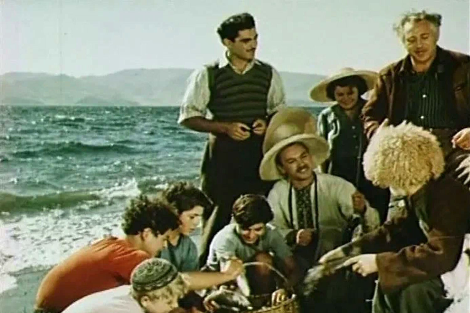 Во время Великой Отечественной Роу не смог отправиться на передовую с камерой, но выполнял другое задание – снимал «Боевые киносборники». После войны детское кино вновь подверглось критике, и режиссер был вынужден пробовать другие направления. В 1949 г. он создал ленту «День чудесных впечатлений» о лагере «Артек», сочетавшую постановочный сюжет с документальной съемкой и выполненную в стереоскопическом формате. Спустя пять лет на экраны вышел приключенческий фильм «Тайна горного озера».