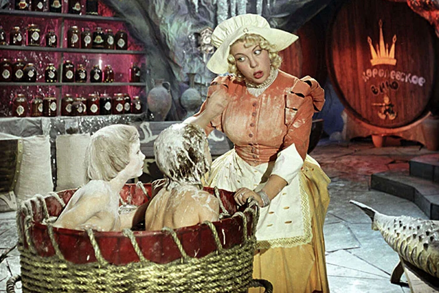 В 1952 г. Роу вернулся к любимому жанру с «Майской ночью, или Утопленницей» – стереоскопической экранизацией Николая Гоголя. Затем последовали «Драгоценный подарок» (1956), «Марья‑искусница» (1959), «Королевство кривых зеркал» (1963) и вершина его творчества – «Морозко» (1964). Инна Чурикова, сыгравшая Марфушеньку, вспоминала: «У Роу была душа ребенка, и на его съемках все было волшебно: люди, придумывавшие необыкновенные фокусы, умные хрюшки, пни, которые расцветали. Но этот сказочный мир сам режиссер тщательно выстраивал». Фильм получил Гран‑при «Золотой лев Святого Марка» на МКФ в Венеции, Серебряную медаль на МКФ для детей в Тегеране и приз «Капитолийский Юпитер» на МКФ‑кинообозрении в Риме.