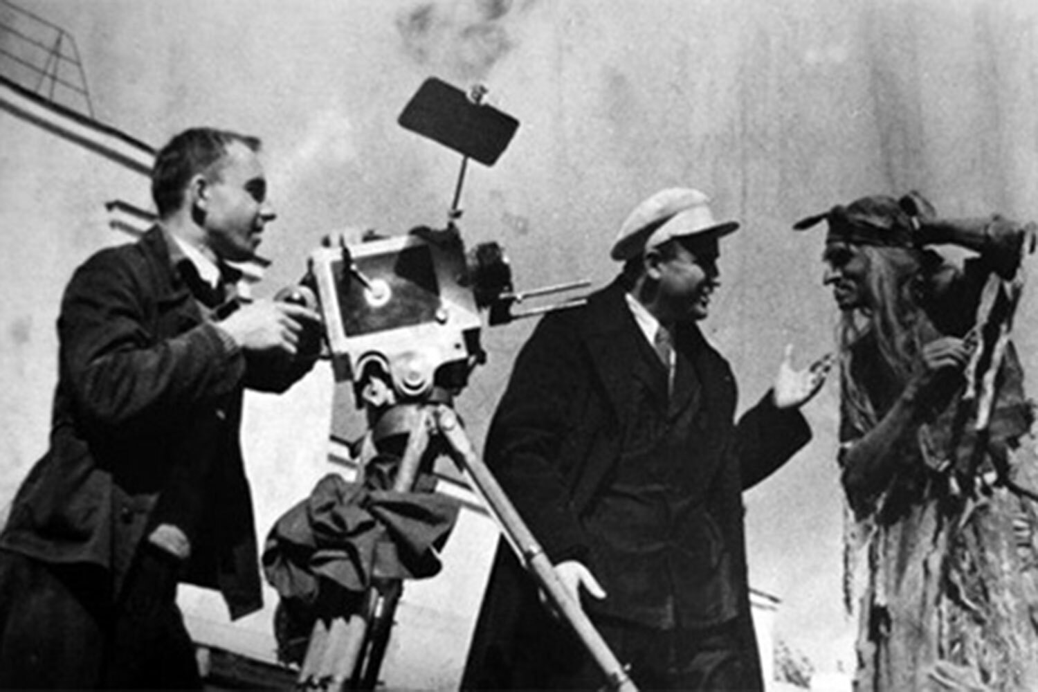 Знакомство с кинематографом в детстве произвело на Роу неизгладимое впечатление: в душном темном зале на экране вдруг оживали удивительные истории. Позже он присоединился к агитационному театру «Синяя блуза», а затем перевелся из техникума в киношколу им. Б.В. Чайковского, которую окончил в 1930 г. В 1934-м Роу завершил обучение в драматическом техникуме им. М.Н. Ермоловой. Важную роль в его становлении сыграл режиссер Яков Протазанов.