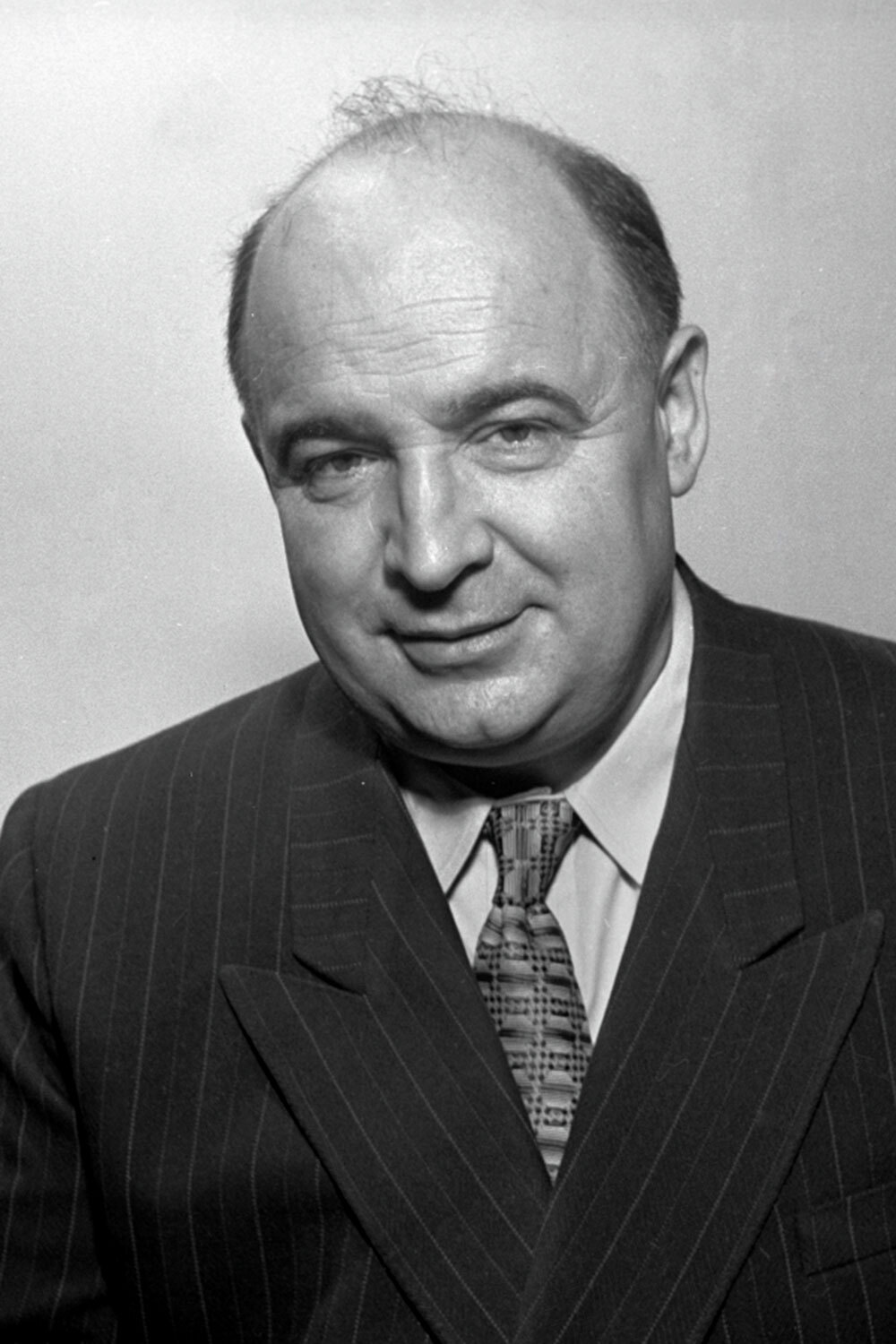 Александр Роу родился 9 марта (по старому стилю –&nbsp;24 февраля) 1906 г. в городе Юрьевец Костромской губернии (сейчас входит в Ивановскую область). По отцовской линии будущий режиссер имел ирландские корни: его отец, Артур Уильям Роу, приехал в Российскую империю для организации мукомольного производства. Мать, Юлия Карагеоргий, происходила из греческой семьи и на родине носила имя Эйли Кэраджордж. После революционных событий Роу бросил семью и вернулся в Ирландию.