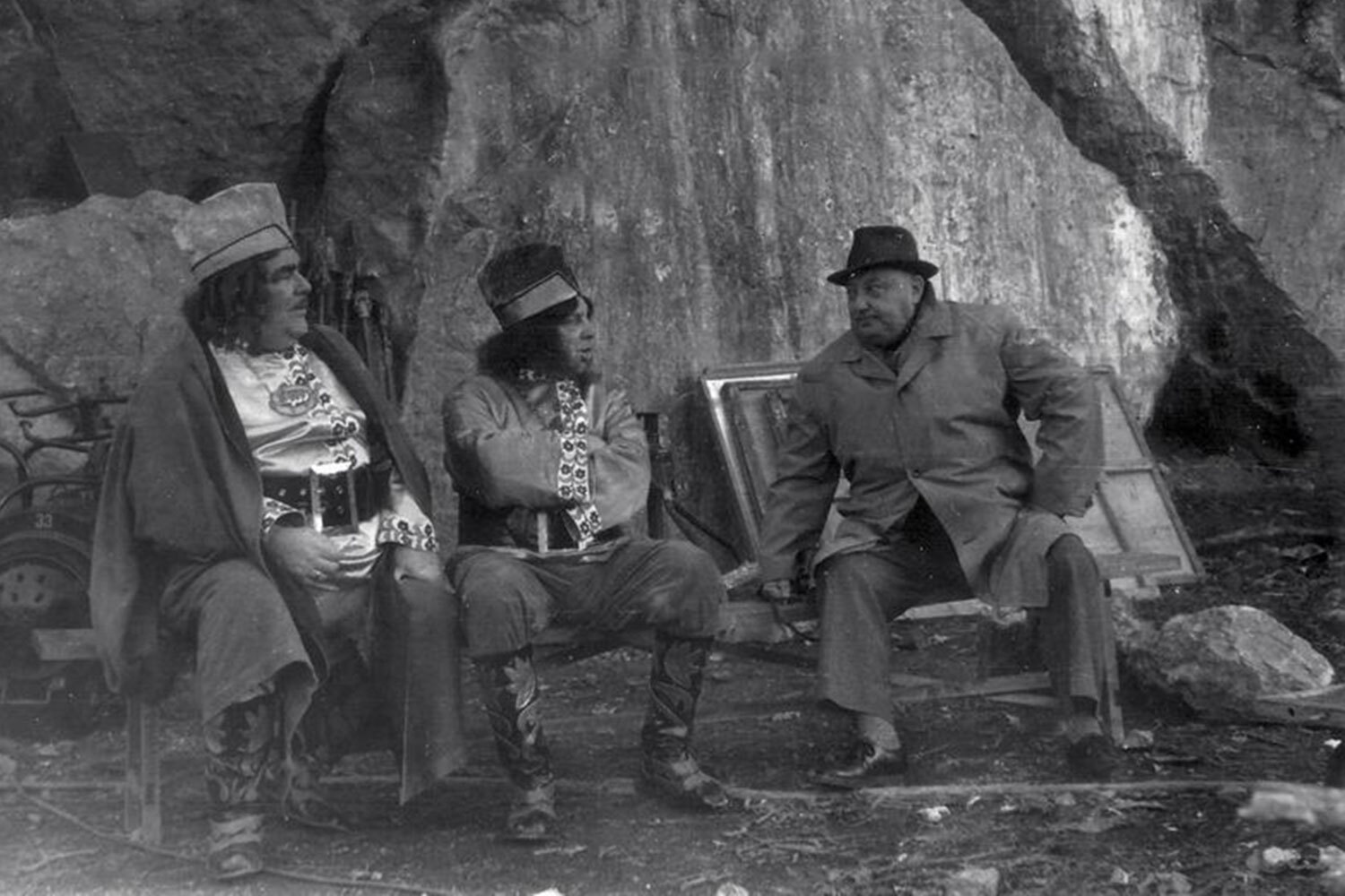 Детство мальчика прошло в Сергиевом Посаде. Из-за болезни матери он был вынужден искать заработок уже в десятилетнем возрасте. Роу торговал изделиями ремесленников, прислуживал в Троице‑Сергиевой лавре и Успенском соборе. Окончив семилетнюю школу, будущий режиссер поступил в столичный промышленно‑экономический техникум. Там юноша впервые серьезно увлекся искусством: участвовал в постановках «Синей блузы», выпускал газету, руководил кружком самодеятельности. 