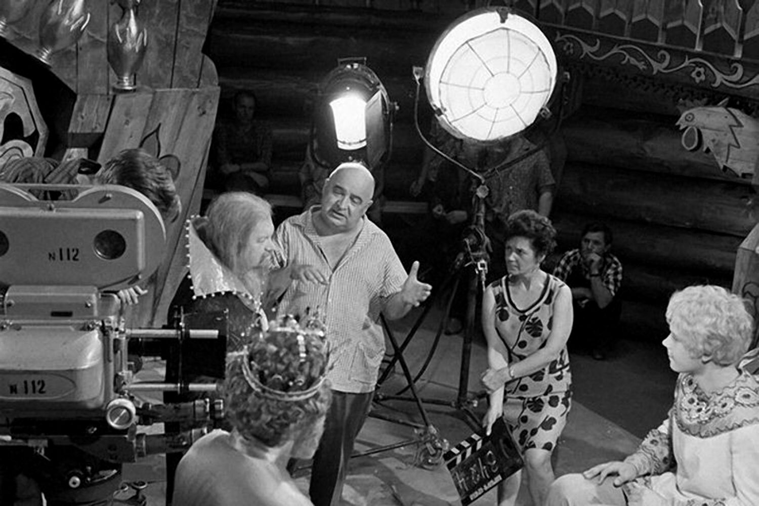 Режиссер отличался особым подходом к работе: он избегал нравоучений, пряча мораль в приключениях и смешных ситуациях, уделял огромное внимание технике – спецэффектам, гриму, декорациям – и предпочитал работать с постоянной командой актеров. Среди его любимых исполнителей были Георгий Милляр (иногда игравший по три роли в одном фильме), Инна Чурикова, Лев Потемкин и Сергей Столяров. Роу был минималистичен в объяснении задач: он мог просто сказать «Снимаем сцену похищения младенца» и добавить: «Вы все должны знать лучше меня, вы же получали актерское образование».