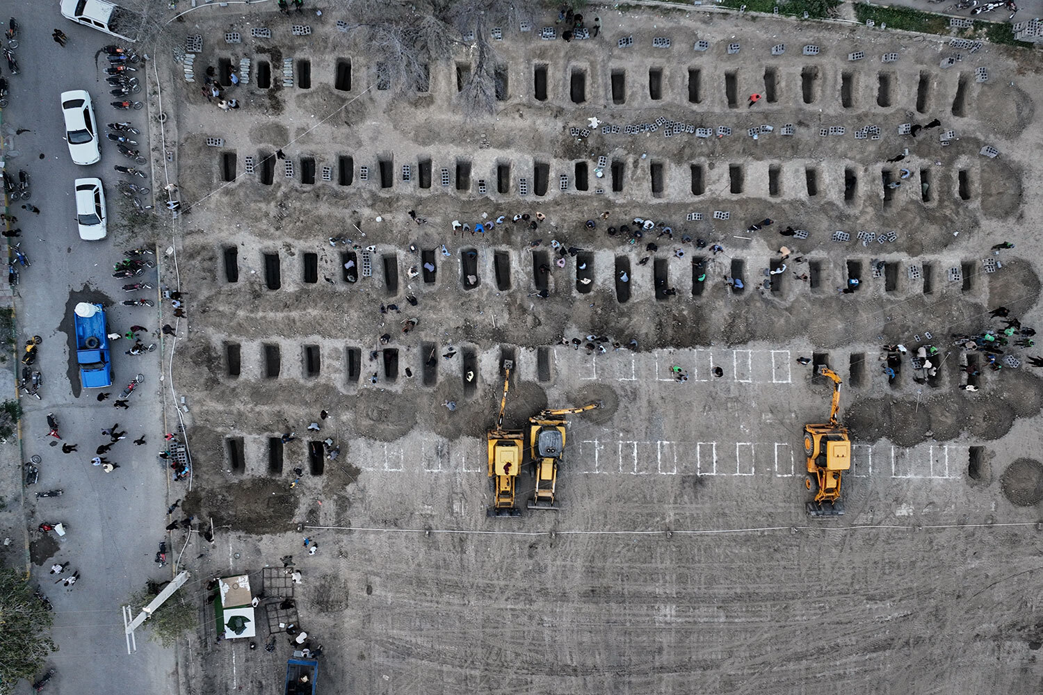 3 марта 2026 г. Могилы, вырытые для погибших в результате израильско-американского удара 28 февраля по начальной школе в городе Минаб, Иран.