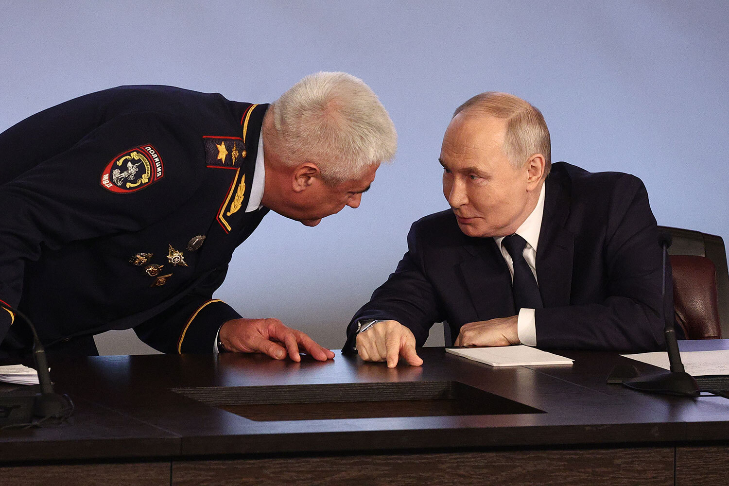 4 марта 2026 г. Президент РФ Владимир Путин и министр внутренних дел РФ Владимир Колокольцев (слева) на ежегодном расширенном заседании коллегии МВД.