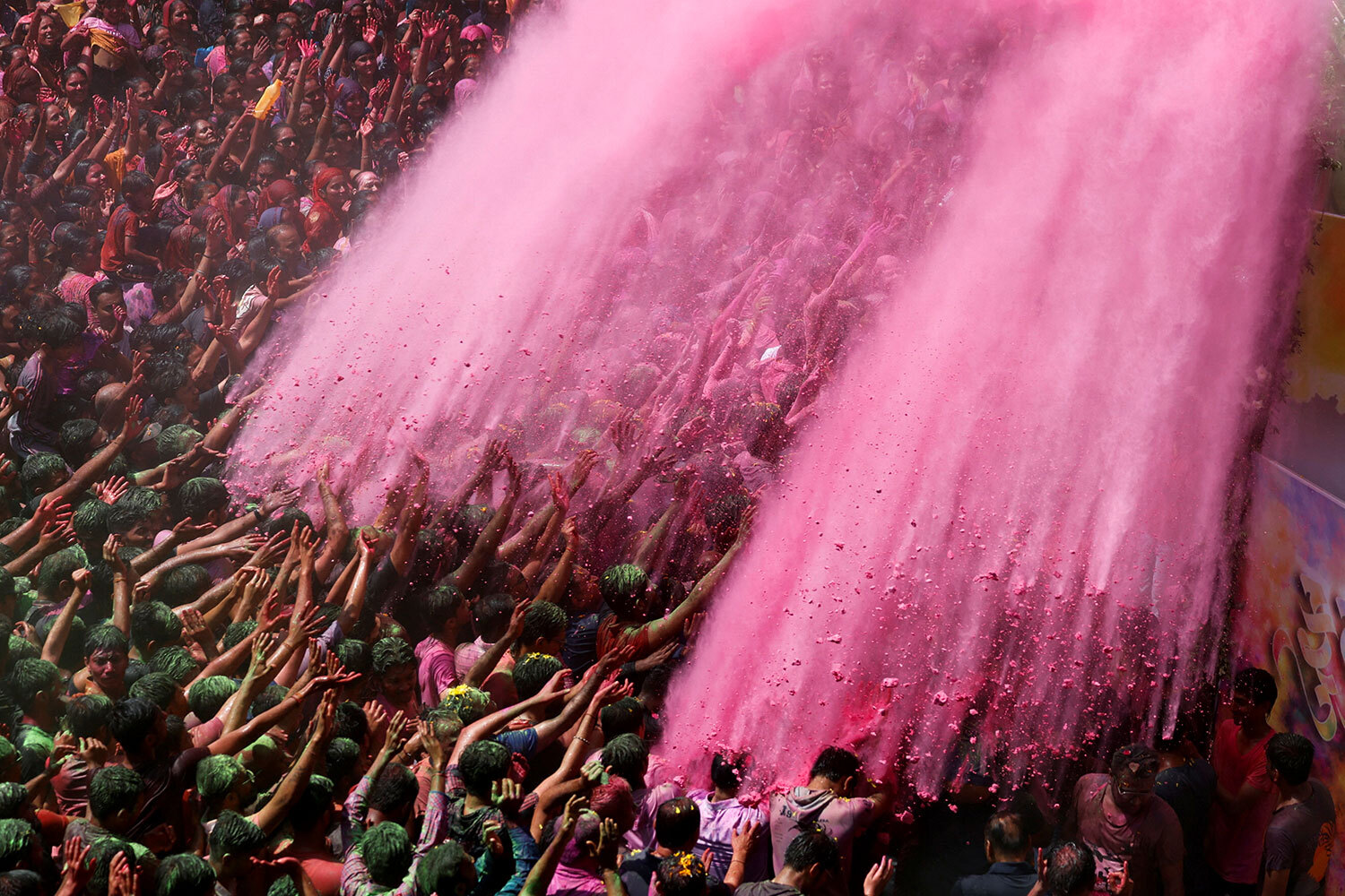 4 марта 2026 г. Празднование фестиваля красок Холи на территории храма в Ахмедабаде, Индия.