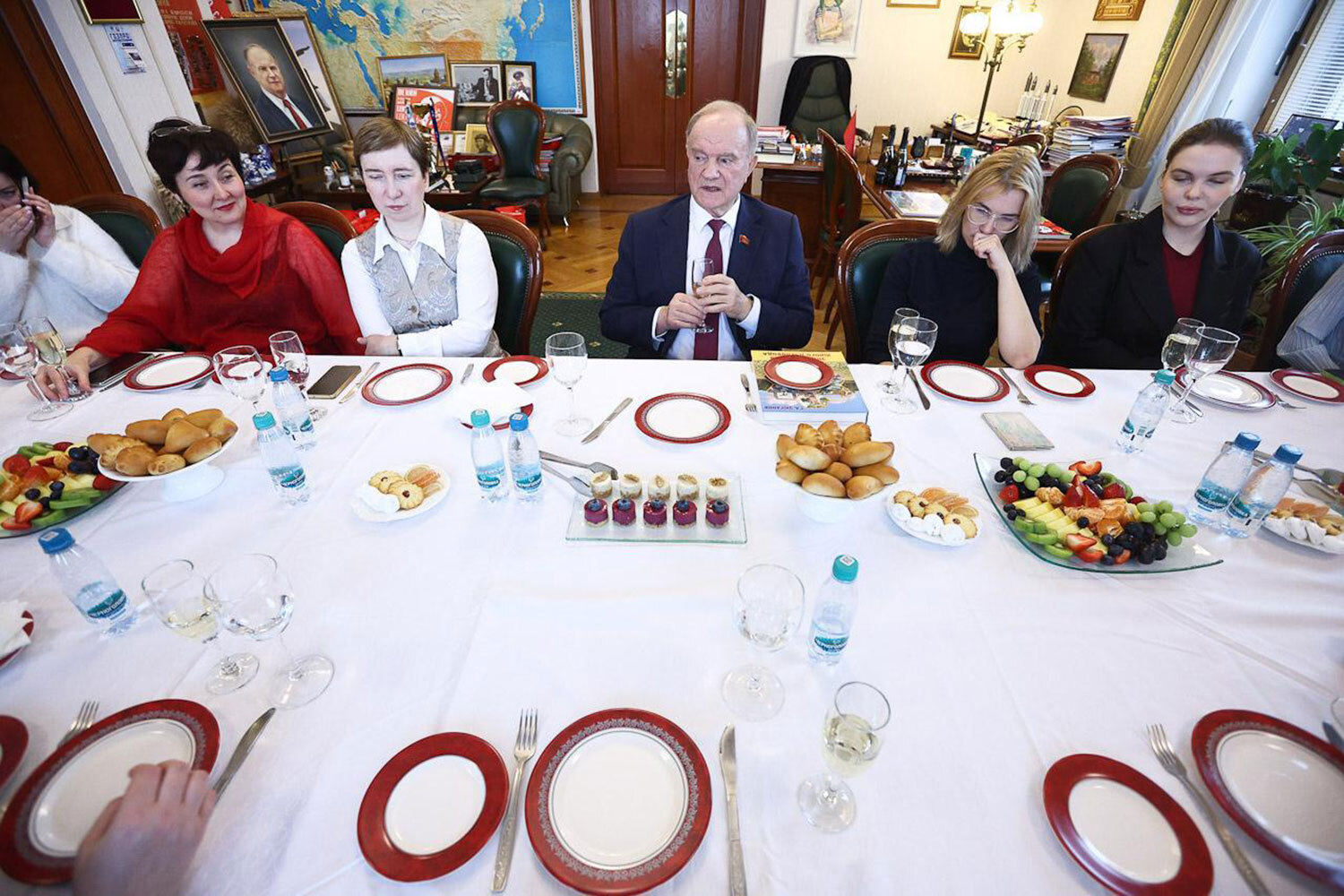 5 марта 2026 г. Лидер КПРФ Геннадий Зюганов пригласил корреспонденток парламентского пула на традиционный «Самовар», чтобы поздравить с наступающим праздником.