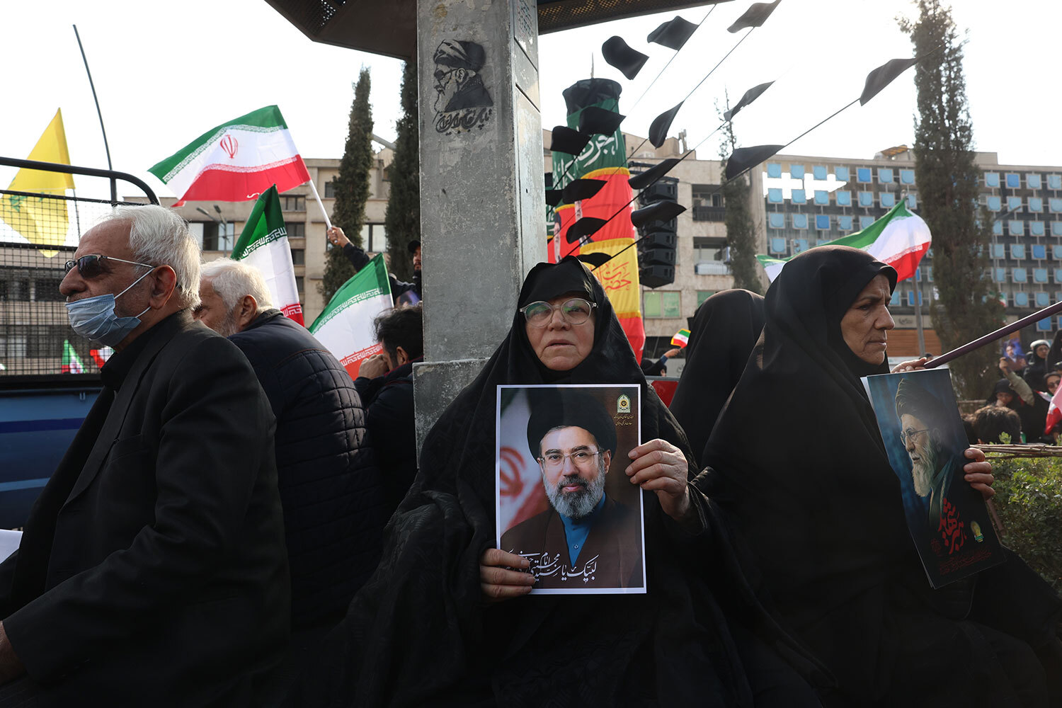 Многие участники митинга в центре Тегерана взяли с собой национальные флаги и портреты нового лидера.