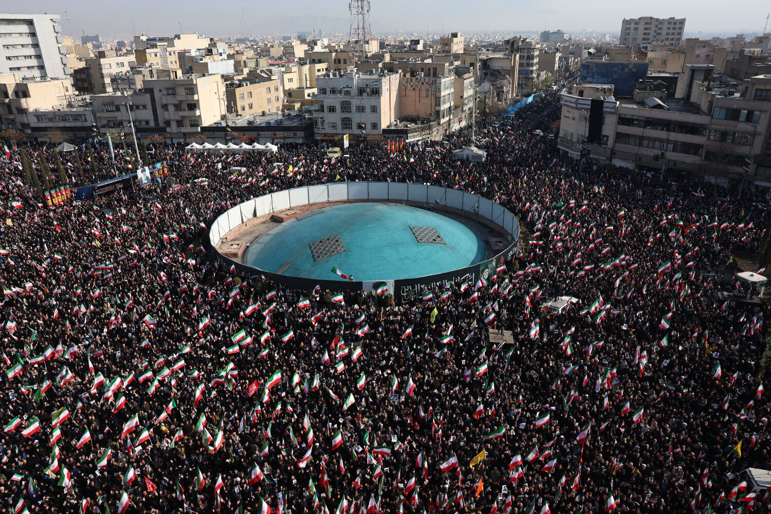 Заседание Совета экспертов из 88 священнослужителей проходило удаленно из‑за угрозы ударов со стороны США и Израиля и длилось неделю.На фото: жители Тегерана зачитывают текст присяги на площади Энгелаб.