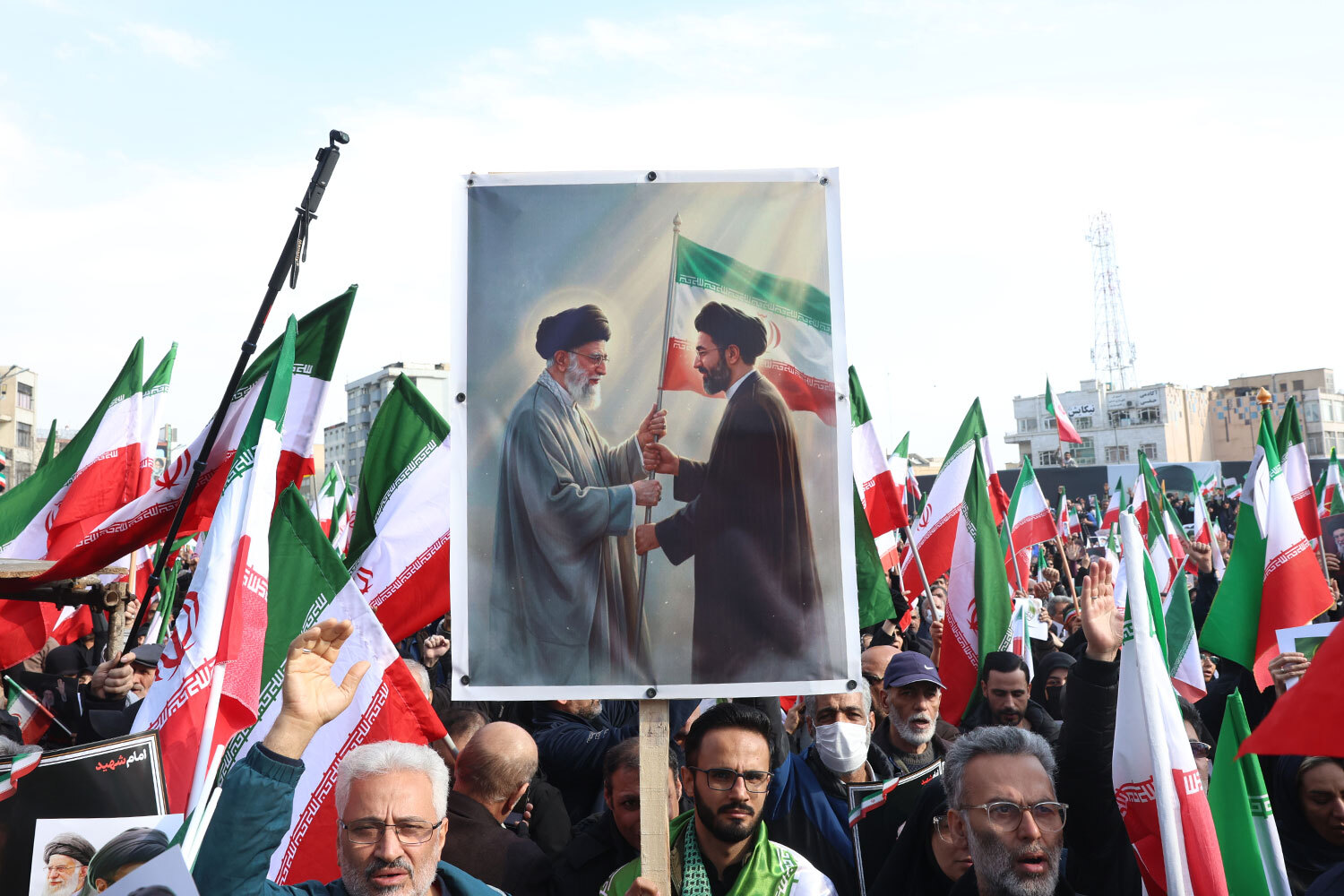 9 марта тысячи иранцев собрались на площади Энгелаб (Революции) в Тегеране и в других городах страны – Ширазе, Мешхеде и Куме, чтобы принести присягу верности новому верховному лидеру Исламской Республики. Им стал 56‑летний Моджтаба Хаменеи – сын погибшего аятоллы Али Хаменеи. Совет экспертов Ирана избрал преемника спустя 10 дней после трагедии. Вооруженные силы и КСИР уже подтвердили лояльность новому руководителю. В свою очередь, президент США Дональд Трамп&nbsp;выразил недовольство подобным выбором.