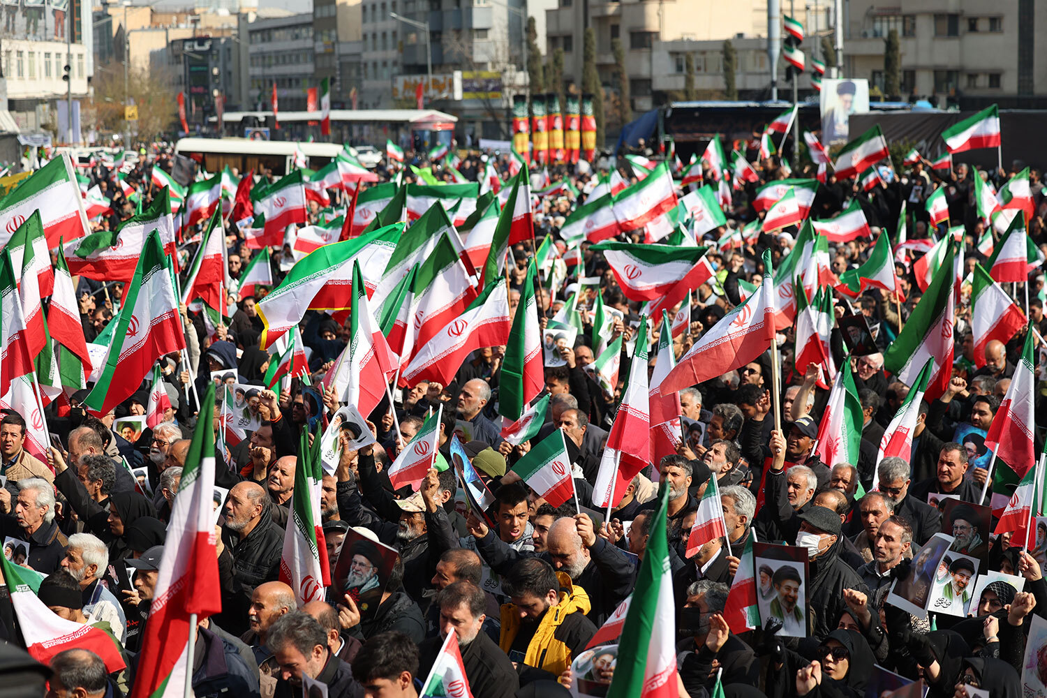 Улицы вокруг площади перекрыты в рамках усиленных мер безопасности на фоне эскалации напряженности. «Мы будем подчиняться главнокомандующему до последней капли крови», – передает слова Совета обороны The Guardian.