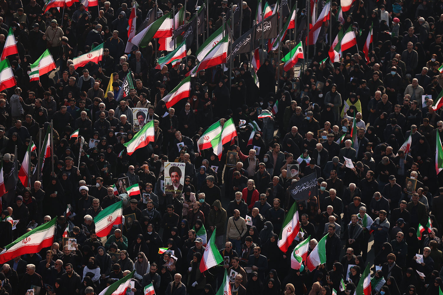 Ранее президент США Дональд Трамп заявил, что следующий верховный лидер Ирана «продержится недолго», если Тегеран не получит одобрения Вашингтона. В свою очередь, собравшиеся в Иране скандировали проправительственные, а также антиамериканские и антиизраильские лозунги.