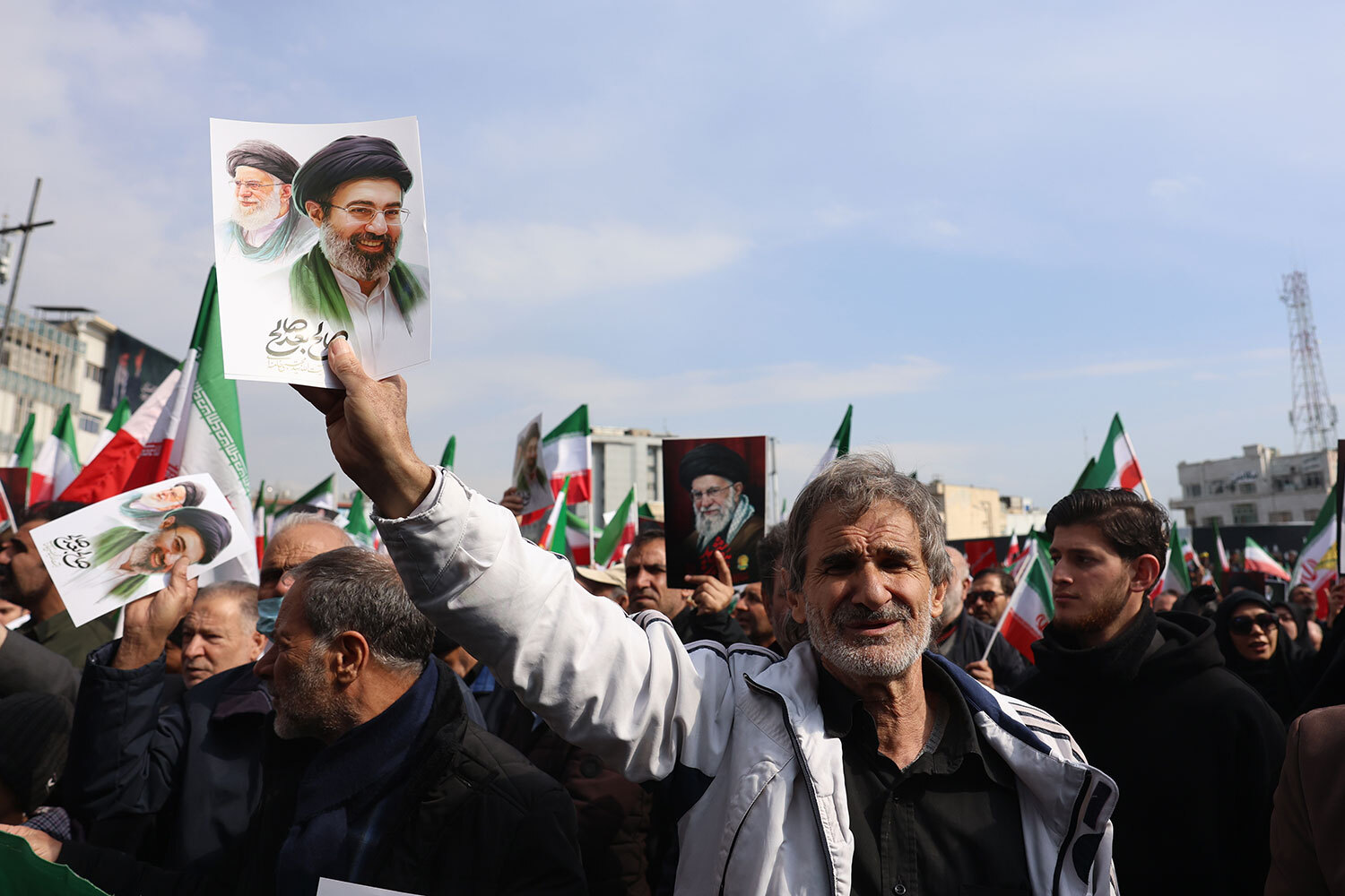 Назначение Моджтабы Хаменеи – первый случай с 1979 г., когда верховная власть в Иране переходит от отца к сыну. Избрание Хаменеи приветствовали хуситы в Йемене. Президент России Владимир Путин направил новому верховному лидеру Ирана поздравительную телеграмму.