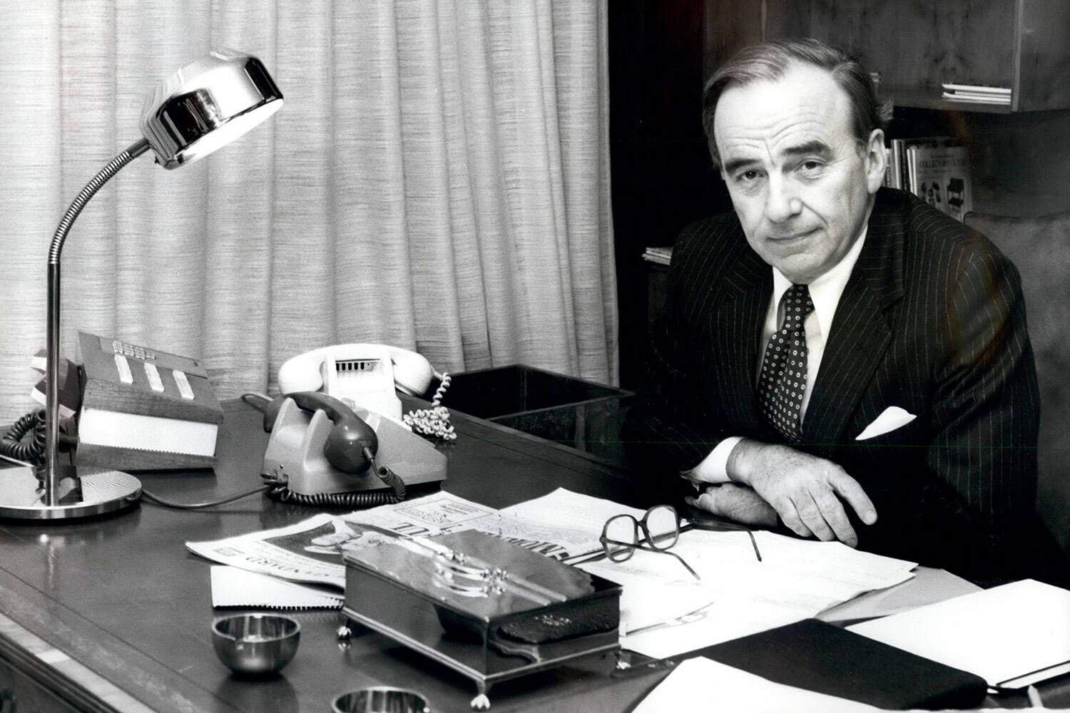 Кит Руперт Мердок родился в австралийском Мельбурне 11 марта 1931 г. Его отец Кит Мердок работал военным корреспондентом, издавал качественные газеты и во многом предопределил, чем занимается его сын – скандально известный медиамагнат. По состоянию на март 2026 г. Forbes оценивает состояние Руперта Мердока в $22,8 млрд.