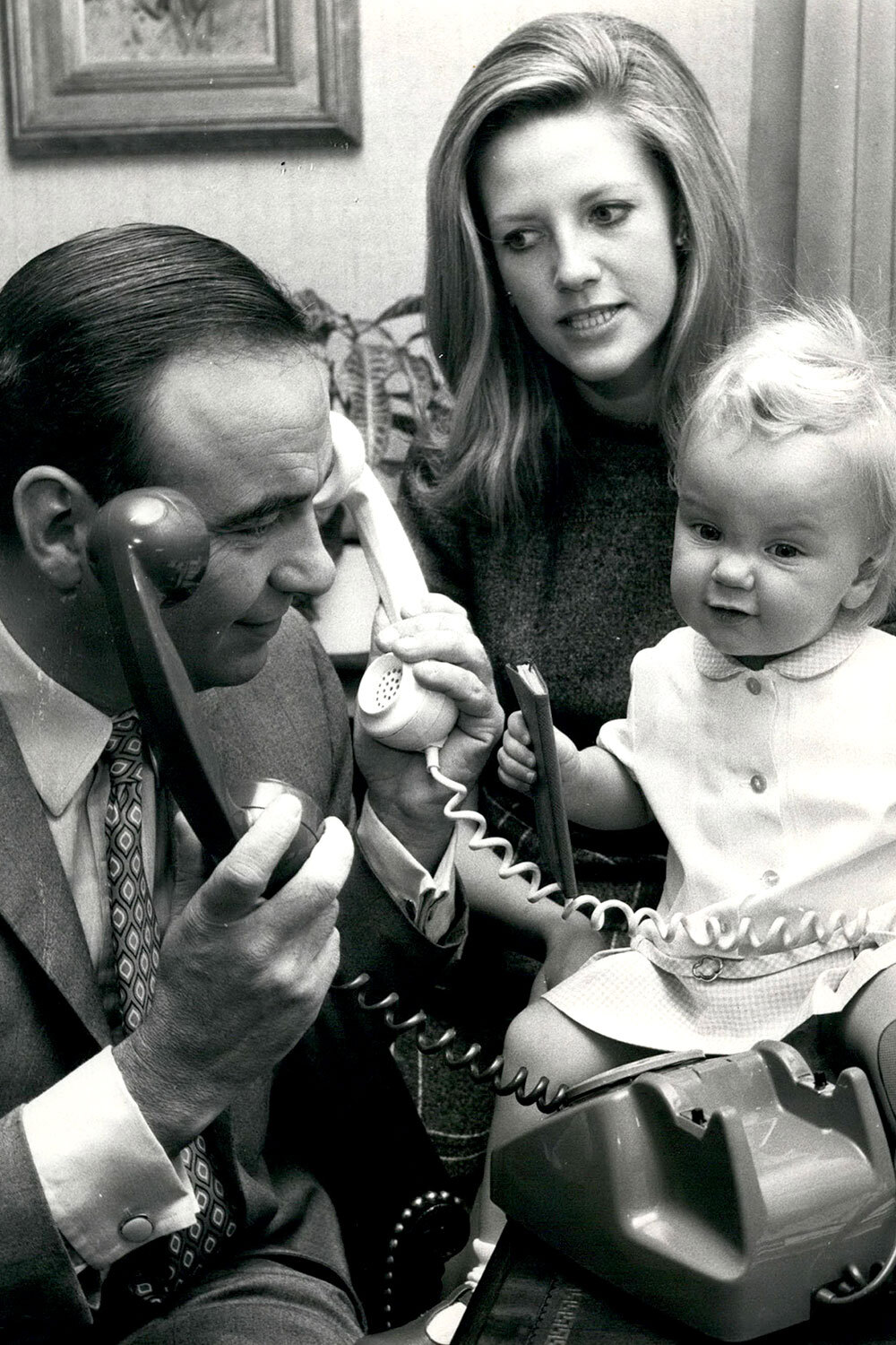 В 1953 г. Мердок окончил Оксфордский университет в Великобритании, где одновременно занимался философией, политологией и экономикой. В колледже он впервые попробовал себя в СМИ: вначале редактировал студенческие издания, а затем писал для ежедневной газеты The Herald и по протекции отца стал младшим редактором в Daily Express. «Слушайте, я довольно обычный человек. Приключений у меня не бывает. Мое приключение – работать изо дня в день», – говорил в интервью он.На фото: вместе со второй супругой, журналисткой Анной Торв.