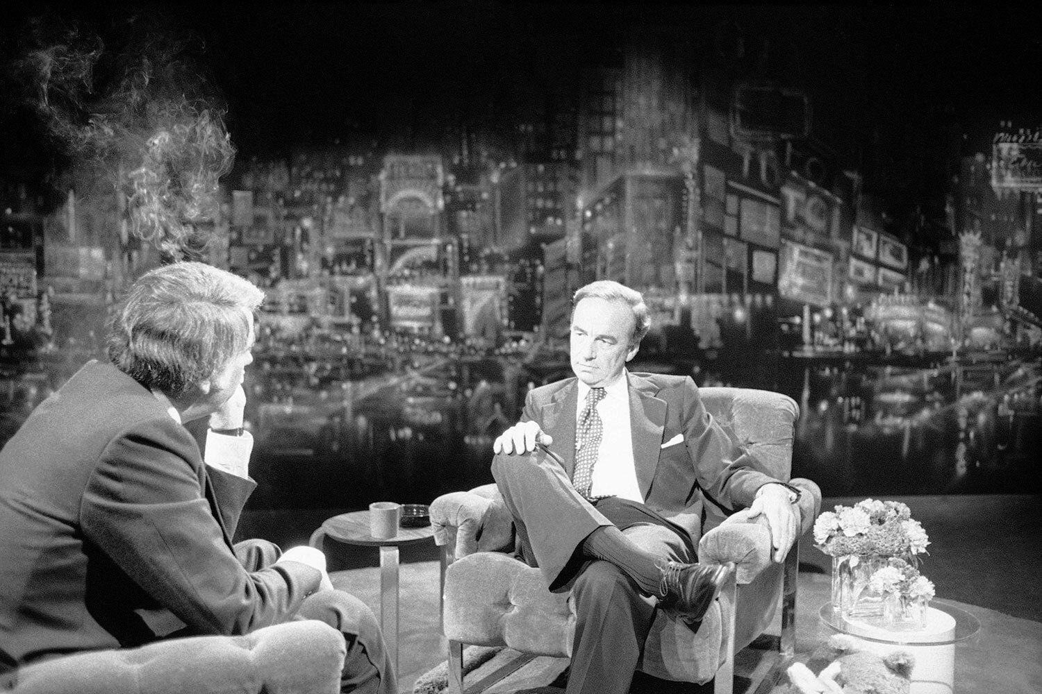 В 1970-е Руперт Мердок начал штурм американского рынка: он среди прочего приобрел газету New York Post и основал еженедельный журнал Star. В 1979 г. медиамагнат объединил все свои издания в единую корпорацию News Corporation. Влияние Мердока внутри Штатов оказалось столь же заметным, что и в Великобритании. После президентской кампании 1980 г. предвыборный штаб Рональда Рейгана поблагодарил медиаменеджера и New York Post за важные голоса в штате Нью-Йорк. В итоге в 1985 г. Руперт Мердок полностью перебрался в США и официально получил гражданство страны. «Я за иммиграцию, но было бы здорово, если бы можно было выбирать иммигрантов», – шутил он потом.