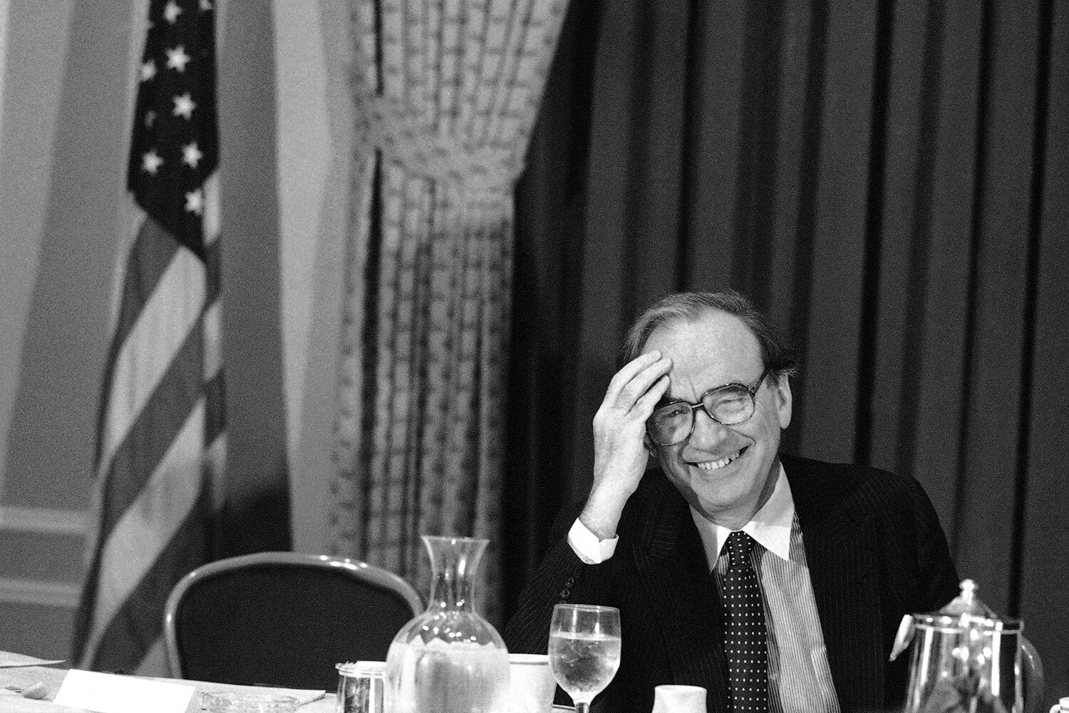 В 1985 г. Руперт Мердок купил одну из крупнейших голливудских киностудий 20th Century Fox. При нем она выпустила такие хиты и франшизы, как «Титаник», «Аватар», «Один дома», «Крепкий орешек» и «Люди Икс». Параллельно Мердок занялся телевидением. В 1986 г. он консолидировал несколько телестанций в общенациональную вещательную сеть Fox Broadcasting, которая вскоре стала одним из лидеров индустрии (с долей свыше трети аудитории) и выпустила культовые американские сериалы: «Секретные материалы», «Доктор Хаус», «Кости», мультсериалы «Симпсоны» и «Гриффины».