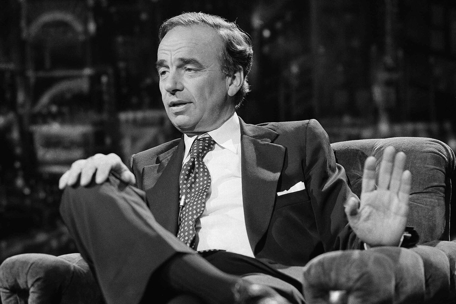 В молодости Руперт Мердок считался сторонником социалистов: переписывался с австралийским премьером-лейбористом Беном Чифли и шокировал оксфордцев бюстом Владимира Ленина в комнате общежития. Но впоследствии он заметно чаще поддерживал консерваторов: Маргарет Тэтчер (Великобритания), Сильвио Берлускони (Италия), Рональда Рейгана, Джорджа Буша-младшего и Дональда Трампа (все – США). Редкими исключениями стали английский лейборист Тони Блэр и американский демократ Барак Обама, которого Мердок называл просто «рок-звездой». «Консерватор, но не фанатичный. Я верю в свободный рынок и маленькое правительство, но не до такой степени, чтобы сделаться либертарианцем», – говорил медиамагнат про себя.