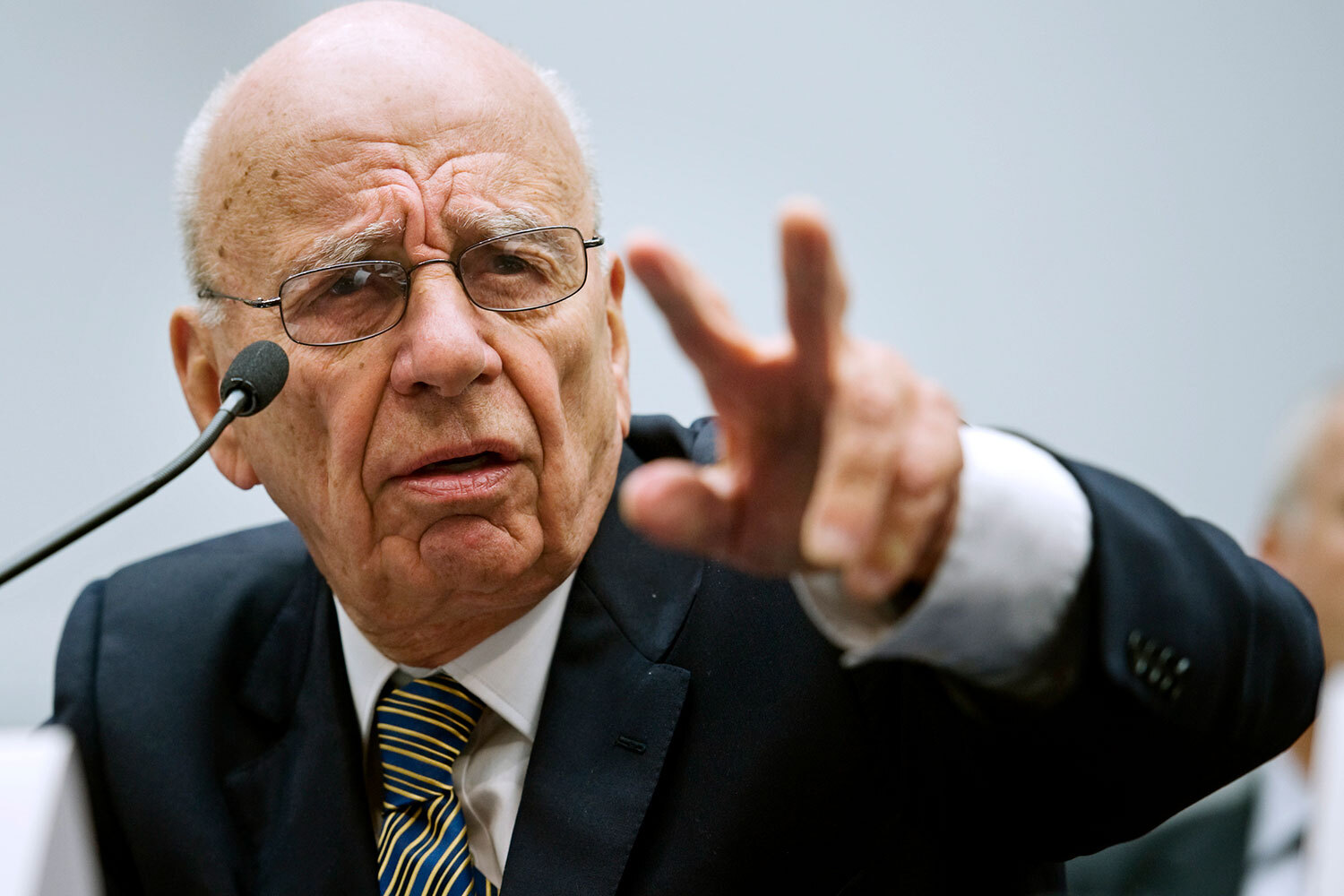 News Corporation и сама не раз давала поводы для громких заголовков. Например, в 2011 г. разгорелся «королевский телефонный скандал». Конкуренты выяснили, что сотрудники таблоида News of the World прослушивали телефонные разговоры политиков, членов монаршей семьи, фигурантов преступлений и знаменитостей (например, Джуда Лоу и Хью Гранта). Руперт Мердок заявил, что не знал про методы издания и закрыл оскандалившееся СМИ. Тираж последнего номера составил 4,5 млн экземпляров. Последствия скандала для корпорации оценивали в $104-224 млн, включая гонорары юристов и штрафы. В 2023 г. Fox News в рамках мирового соглашения выплатил $787,5 млн Dominion Voting Systems. Ранее ведущие телеканала заявляли, что машины для голосований этой компании использовали для фальсификации результатов выборов 2020 г. и отстранения Трампа от власти. При этом соглашение не потребовало от Fox News извинений.