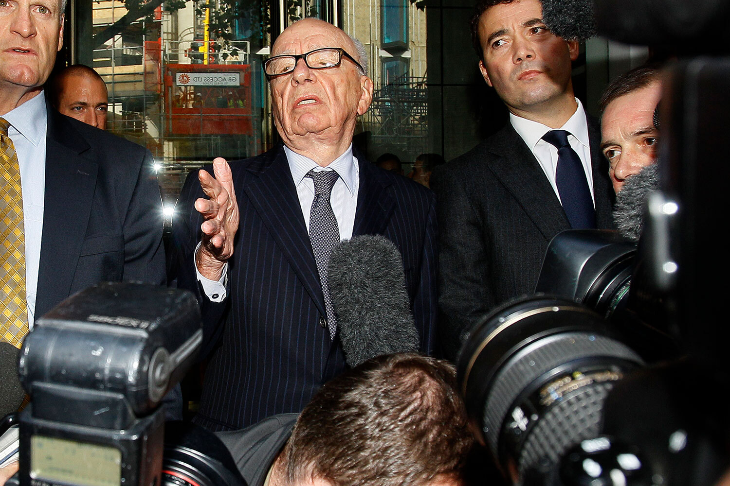 В последние годы медиахолдинг Мердоков пережил несколько реструктуризаций и сделок купли-продажи. В 2013 г. Руперт Мердок разделил его на две компании: News Corp, куда вошли книжное издательство и газеты, и 21st Century Fox, которой достались теле- и кинопроекты. В 2018 г. последняя продала свои акции Sky компании Comcast примерно за $15 млрд. В 2019 г. The Walt Disney Company приобрел за $71,3 млрд компанию 21st Century Fox. Но наиболее известные телеканалы перед этим вывели в состав вновь созданной Fox Corporation. В 2023 г. Руперт Мердок в силу возраста оставил посты председателя Fox Corporation и исполнительного председателя News Corp. Его сменил сын Лахлан, которого отец называет «принципиальным лидером». Подчиненные Мердоков посчитали кадровые перестановки «концом эпохи основателей-магнатов».