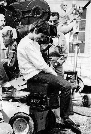 Главную роль на Бродвее Миннелли впервые исполнила в мюзикле Джона Кандера «Флора, Красная опасность», посвященном преодолению Великой депрессии (1965). «Помню, когда она появилась, неуклюжая, застенчивая, выглядела ужасно, нельзя было предположить, что из этой затеи что-нибудь получится», – поделился первым впечатлением от актрисы автор стихов постановки Фред Эбб. Но его опасения оказались излишними: за роль Флоры Миннелли наградили высшей американской театральной премией «Тони». В 1969 г. случился прорыв и в кино: она сыграла эксцентричного подростка в фильме «Бесплодная кукушка» и впервые стала номинантом на «Оскар». В дальнейшем амплуа Миннелли стали экстравагантные, немного расчетливые, но вместе с тем наивные и хрупкие героини.