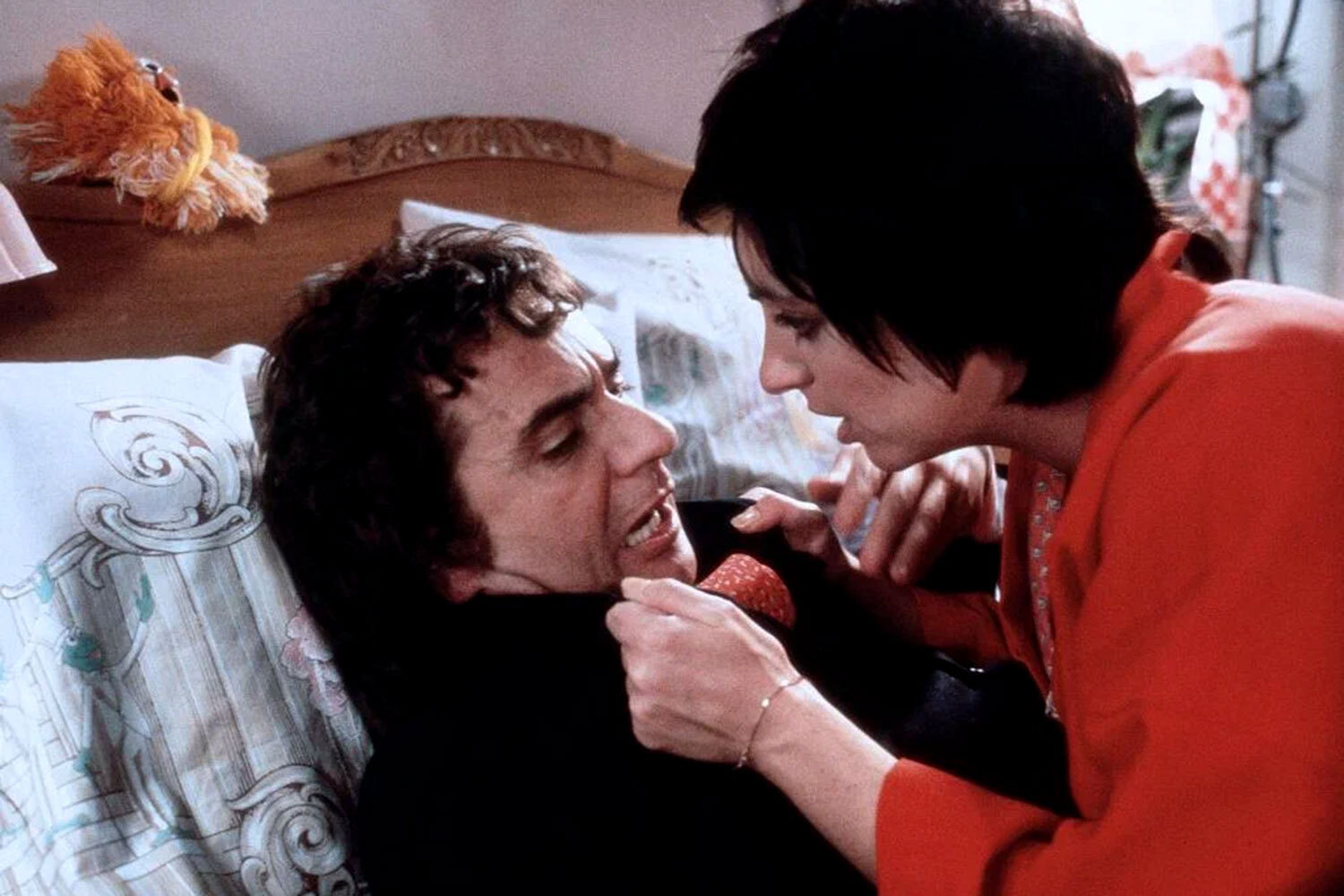 После премьеры «Нью-Йорк, Нью-Йорк» в прессе писали про зависимости актрисы, начавшей пропускать некоторые концерты и выступления. Наблюдатели отмечали, что Миннелли повторяет печальный путь матери. В 1980-е она сыграла главные роли в комедии «Артур» и мини-сериале «Время жить». Миннелли получила за последний второй «Золотой глобус», но после него фактически завершила с солидными работами в кино: звезда мюзиклов постепенно перешла на камео и эпизоды. Последней крупной работой на Бродвее стал моноспектакль «Lizas at the palace!» (2008-2009), который отметили «Тони».