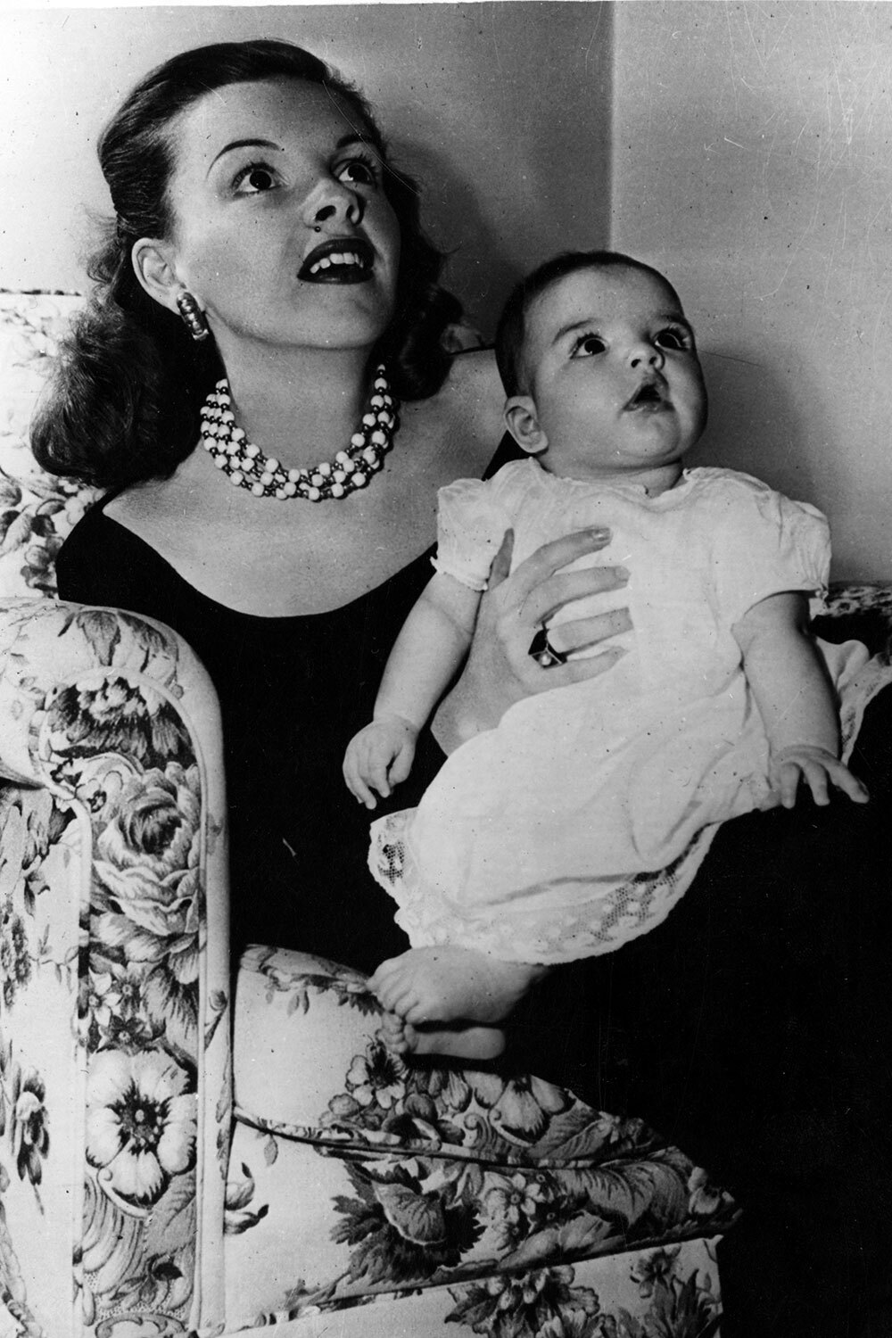 Лайза Мэй Миннелли родилась в Лос-Анджелесе 12 марта 1946 г. Ее отец – режиссер Винсент Миннелли – считается классиком голливудских мюзиклов, а мать – актриса и певица Джуди Гарленд (на фото) – превратилась в икону американского кино еще в юности, когда сыграла Дороти Гейл в классическом фильме Виктора Флеминга «Волшебник страны Оз» (1939). В детстве Миннелли по полгода жила то с матерью, то с отцом (они развелись в 1951-м), а повзрослев, и сама стала кинозвездой и третьим в семье обладателем премии «Оскар». «Она... опередила время», – написала Гарленд после одного из выступлений юной Лайзы Миннелли.