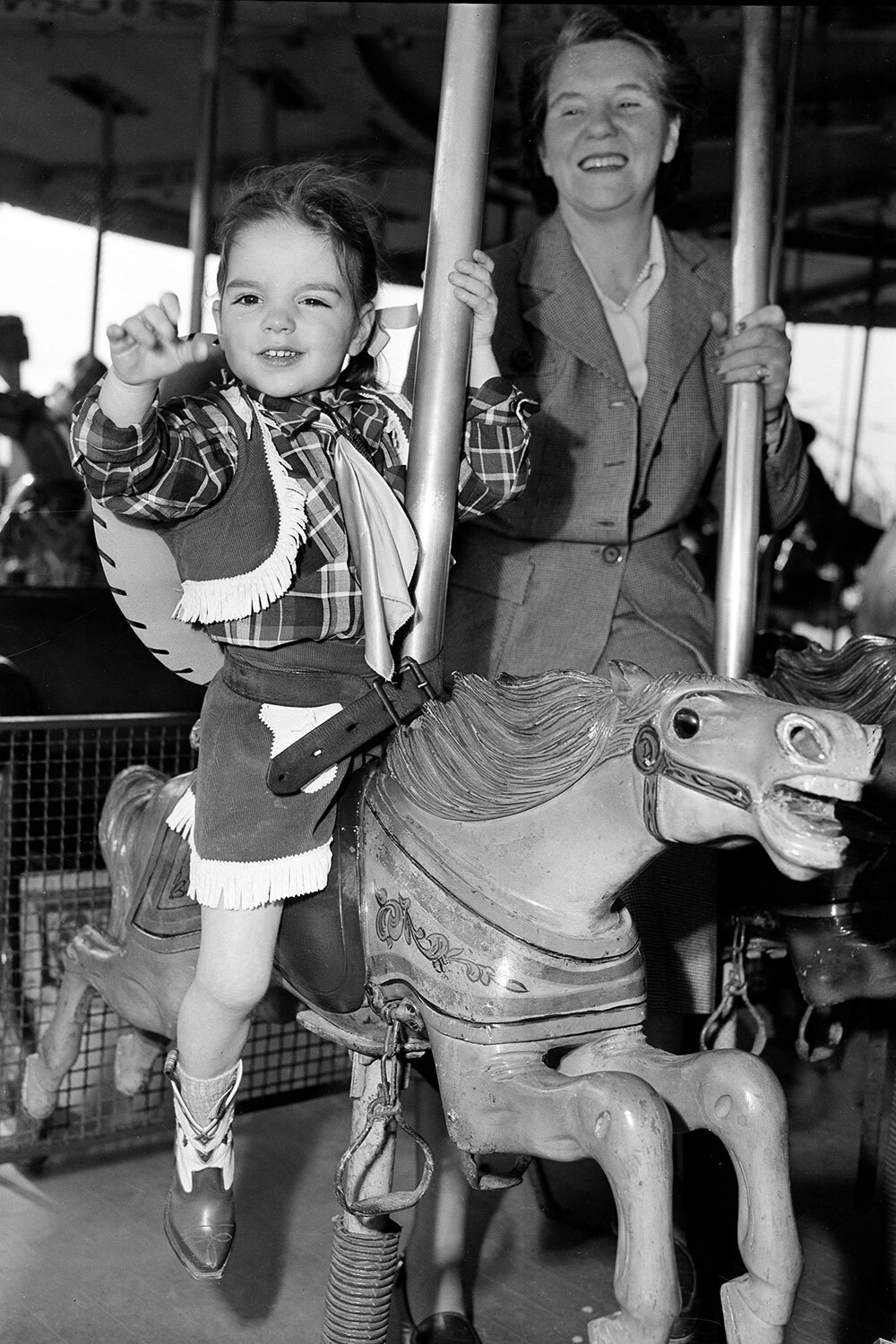 Кинозвезда часто называет себя папиной дочкой. Режиссер Винсент Миннелли еще в детстве приводил ее на съемочные площадки и организовывал уроки танцев с Фредом Астером. В итоге старт карьеры оказался ранним и легким: впервые актриса появилась на экране в три года в музыкальном фильме «Старым добрым летом» (в одном кадре с матерью), а в пять лет снялась в отцовской мелодраме «Американец в Париже», завоевавшей шесть премий «Оскар». При этом родственные связи обеспечили Миннелли не только плавный вход в профессию, но и проблемы: ее не воспринимали отдельно от родителей, постоянно сравнивали с Гарленд (не в пользу молодости) или называли всего лишь «копией Джуди».&nbsp;