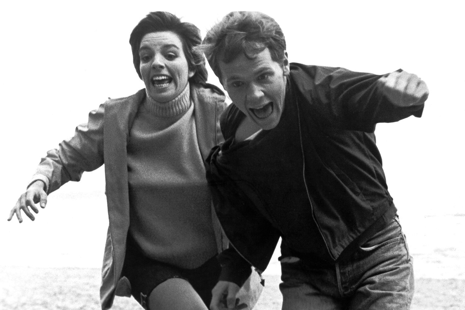 В 1964 г. во время обучения в нью-йоркской Высшей школе исполнительских искусств Лайза Миннелли выступила на концерте Джуди Гарленд в театре «Палладиум», транслировавшемся по ТВ. После него критики впервые заметили, что «мать поблекла на фоне дочери» (правда, в то время Гарленд страдала от зависимости и фактически находилась под опекой Миннелли). Похожего мнения придерживались и коллеги начинающей певицы. «Ей не хватает дисциплины, она слишком отдается любой эмоции и очень нуждается в человеке, который удержит ее от ошибок и соблазнов. Но она будет настоящей звездой», – говорил французский певец Шарль Азнавур после знакомства с юной Миннелли.