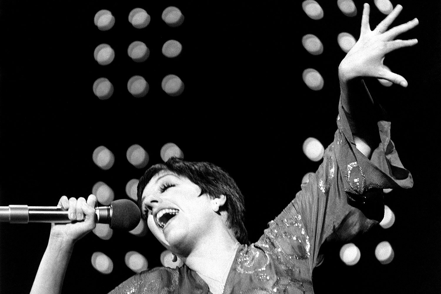 В 1965 г. актриса отправилась в концертное турне по американским ночным клубам. За пределами съемочной площадки и театральной сцены Миннелли считали тусовщицей (впоследствии – завсегдатаем модной «Студии 54») и иконой стиля. Благодаря журналам, поклонницы копировали стрижки Миннелли (по одной из версий, она остригла волосы из-за застрявшей в прическе жвачки), акцентированные стрелки на глазах, смокинги и неприлично короткие платья. Чаще всего стилем актрисы занимался модельер Рой Холстон.