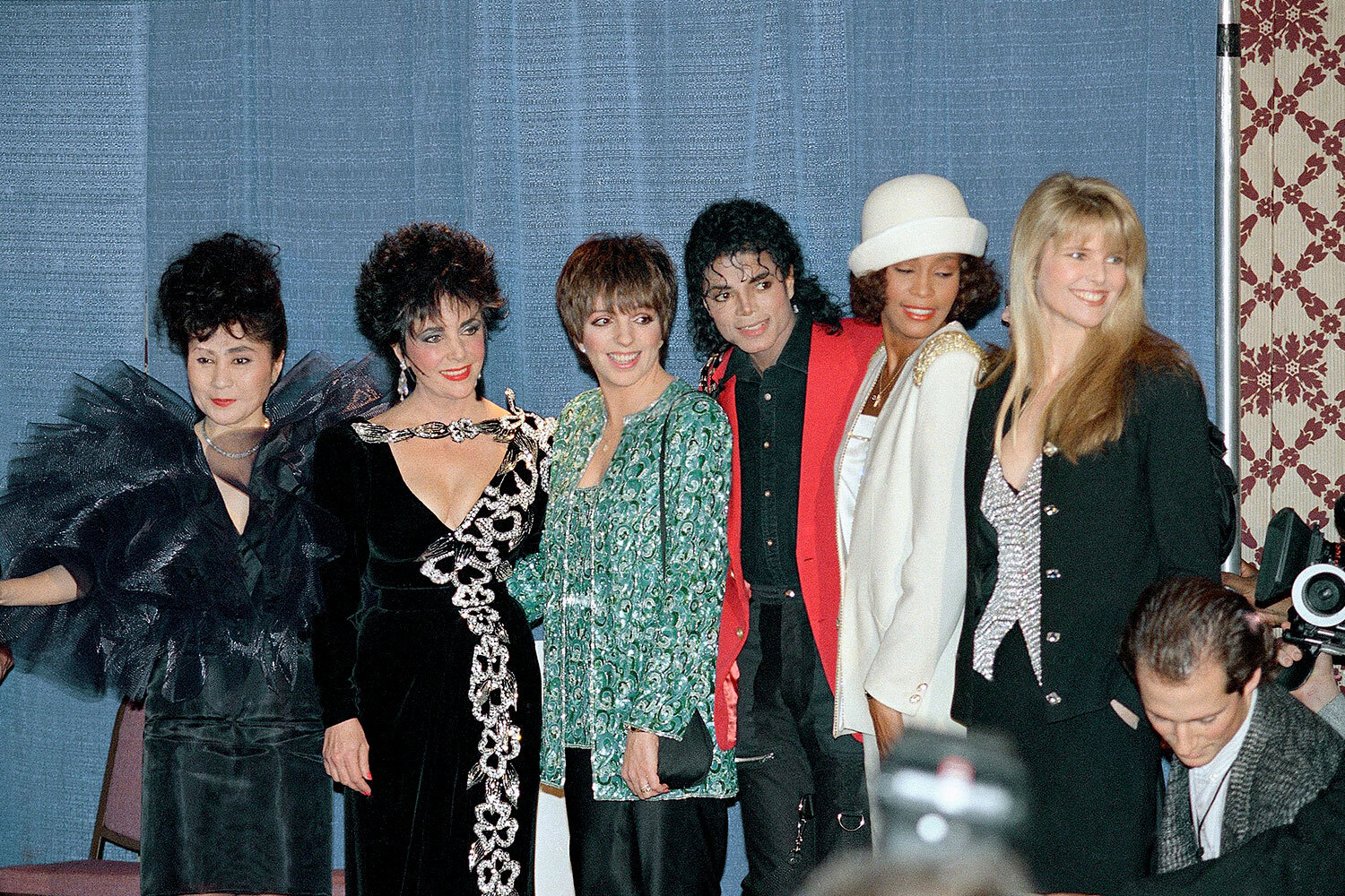 Благодаря «Кабаре», Миннелли стала суперзвездой. На американском телевидении выпустили именное шоу с ней «Лайза через букву "З"», а выступления певицы все чаще привлекали представителей элиты (по информации СМИ, в разные годы в зале или за кулисами замечены бывшая первая леди США Джеки Кеннеди-Онассис и члены королевской семьи Саудовской Аравии). «Все в ней преувеличено: маленькие боли выглядят большими, маленькие радости – грандиозными», – описывал впечатления от выступлений Миннелли&nbsp;французский продюсер Бруно Кокатрикс.На фото слева направо: с художницей Йоко Оно, актрисой Элизабет Тейлор, певцами Майклом Джексоном и Уитни Хьюстон, а также фотомоделью Кристи Бринкли.