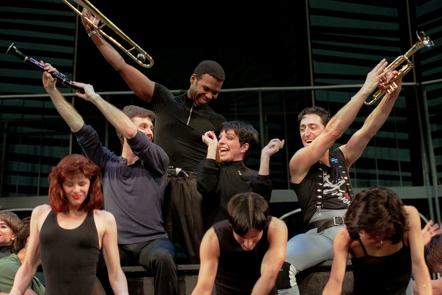 В 1975 г. Миннелли сыграла в еще одном культовом американском мюзикле «Чикаго» (главную роль Рокси Харт), но подлинный интерес к постановке возник только спустя годы – после перезапуска спектакля в 1996 г. В 1977 г. актриса появилась в музыкальной комедии Мартина Скорсезе «Нью-Йорк, Нью-Йорк». Ее героиня влюбляется в саксофониста Джимми в исполнении Роберта Де Ниро. Фильм оказался малозаметным, но заглавная песня Миннелли сама по себе стала легендарной.