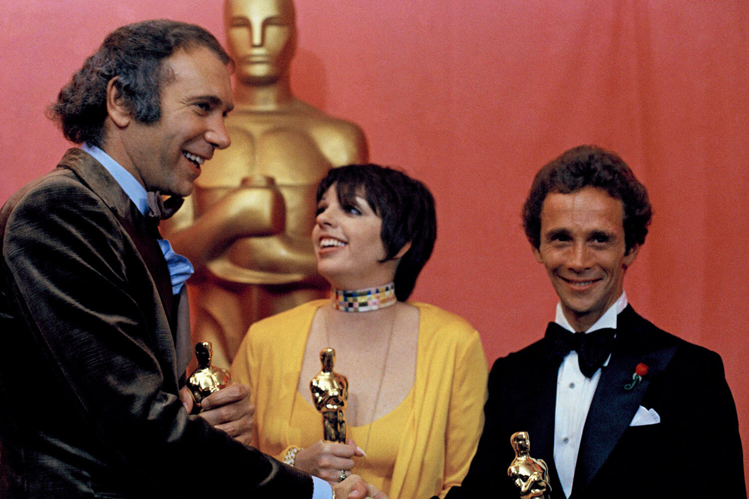 В общей сложности Лайза Миннелли сыграла примерно 100 ролей, которые отмечены четырьмя премиями «Тони», двумя «Золотыми глобусами», «Оскаром», «Эмми» и «Грэмми». «Вы ничего не можете поделать с тем, что прошло вчера. Это закончилось. Это прошло. Ничего нельзя сделать, ни черта. И не нужно бояться завтрашнего дня, потому что он еще не наступил», – говорит актриса СМИ.На фото: вместе с кинопродюсером Альбертом Радди и актером Джоэлем Греем, получившем «Оскар» как лучший исполнитель второго плана за образ конферансье в фильме «Кабаре», 1973 г.